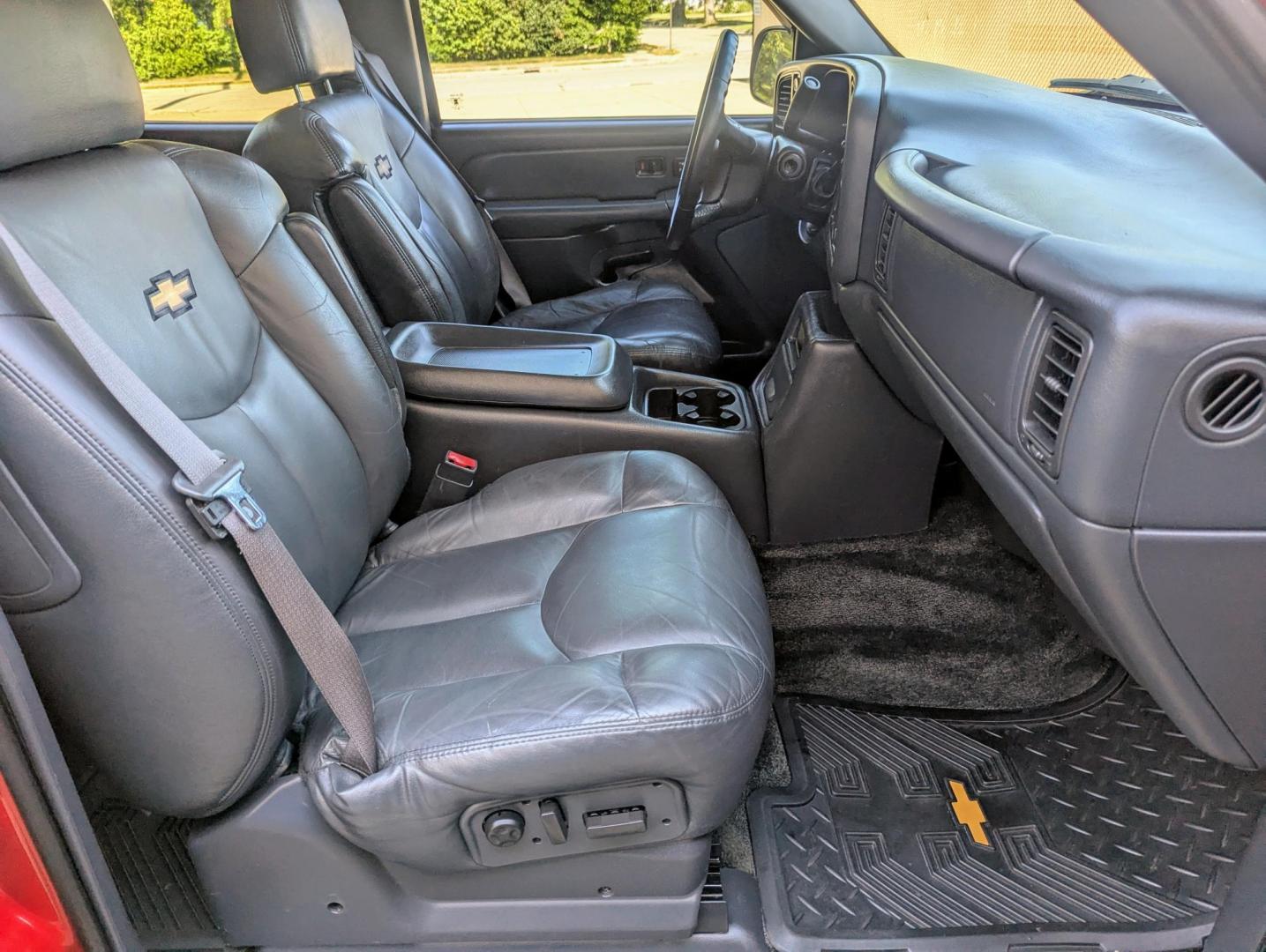 2002 Victory Red /Dark Grey Leather Chevrolet Avalanche 2500 4WD (3GNGK23G12G) with an 8.1L V8 OHV 16V engine, 4-Speed Automatic Overdrive transmission, located at 603 Amelia Street, Plymouth, MI, 48170, (734) 459-5520, 42.378841, -83.464546 - Vehicles shown by appointment - Please call ahead - 734-459-5520, text 734-658-4573 or contact us via our web site at: http://www.selectmotors.com for complete Inventory, Photos, Videos and FREE Carfax Reports. 2002 Chevy Avalanche 2500, Victory Red, Dark Grey leather interior, 138K miles. Owne - Photo#7