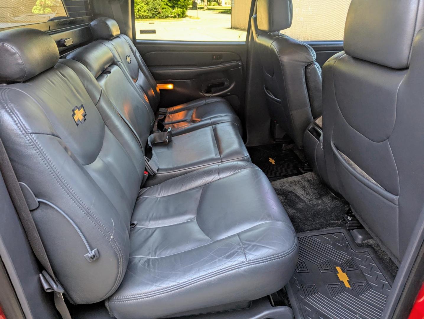 2002 Victory Red /Dark Grey Leather Chevrolet Avalanche 2500 4WD (3GNGK23G12G) with an 8.1L V8 OHV 16V engine, 4-Speed Automatic Overdrive transmission, located at 603 Amelia Street, Plymouth, MI, 48170, (734) 459-5520, 42.378841, -83.464546 - Vehicles shown by appointment - Please call ahead - 734-459-5520, text 734-658-4573 or contact us via our web site at: http://www.selectmotors.com for complete Inventory, Photos, Videos and FREE Carfax Reports. 2002 Chevy Avalanche 2500, Victory Red, Dark Grey leather interior, 138K miles. Owne - Photo#8