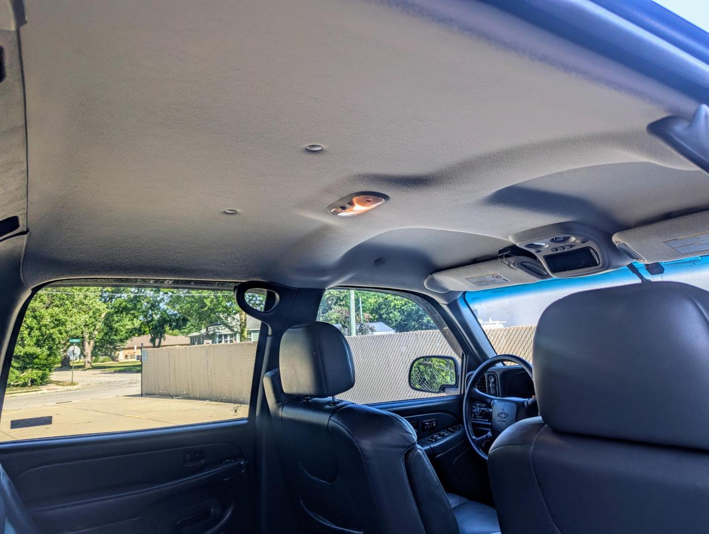 2002 Victory Red /Dark Grey Leather Chevrolet Avalanche 2500 4WD (3GNGK23G12G) with an 8.1L V8 OHV 16V engine, 4-Speed Automatic Overdrive transmission, located at 603 Amelia Street, Plymouth, MI, 48170, (734) 459-5520, 42.378841, -83.464546 - Vehicles shown by appointment - Please call ahead - 734-459-5520, text 734-658-4573 or contact us via our web site at: http://www.selectmotors.com for complete Inventory, Photos, Videos and FREE Carfax Reports. 2002 Chevy Avalanche 2500, Victory Red, Dark Grey leather interior, 138K miles. Owne - Photo#10