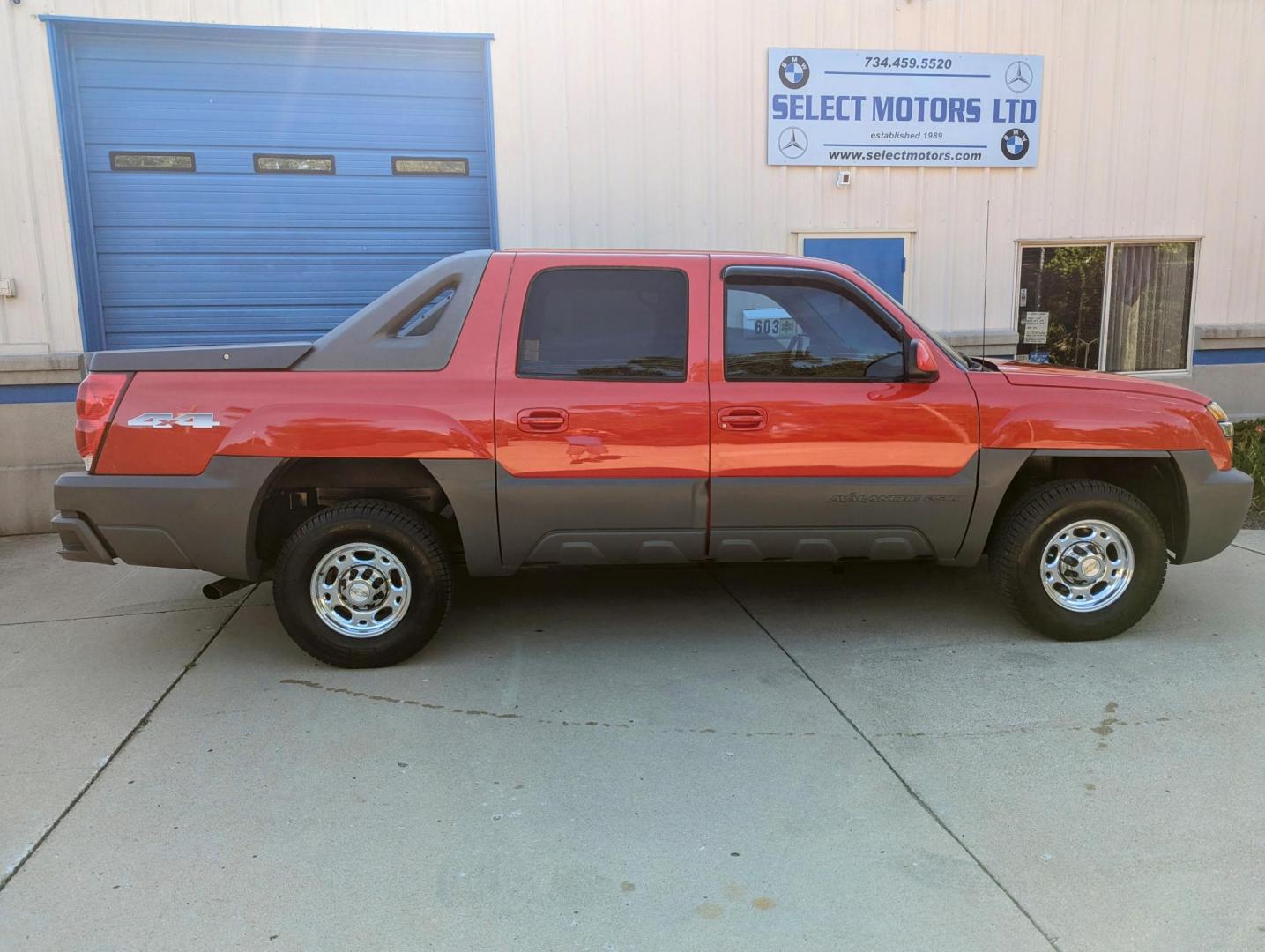 2002 Victory Red /Dark Grey Leather Chevrolet Avalanche 2500 4WD (3GNGK23G12G) with an 8.1L V8 OHV 16V engine, 4-Speed Automatic Overdrive transmission, located at 603 Amelia Street, Plymouth, MI, 48170, (734) 459-5520, 42.378841, -83.464546 - Vehicles shown by appointment - Please call ahead - 734-459-5520, text 734-658-4573 or contact us via our web site at: http://www.selectmotors.com for complete Inventory, Photos, Videos and FREE Carfax Reports. 2002 Chevy Avalanche 2500, Victory Red, Dark Grey leather interior, 138K miles. Owne - Photo#13