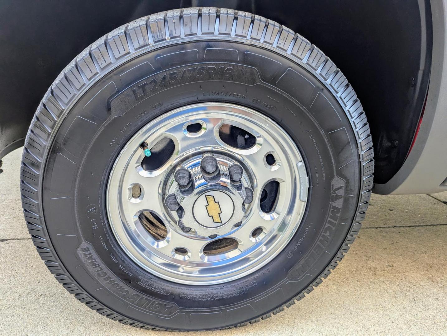 2002 Victory Red /Dark Grey Leather Chevrolet Avalanche 2500 4WD (3GNGK23G12G) with an 8.1L V8 OHV 16V engine, 4-Speed Automatic Overdrive transmission, located at 603 Amelia Street, Plymouth, MI, 48170, (734) 459-5520, 42.378841, -83.464546 - Vehicles shown by appointment - Please call ahead - 734-459-5520, text 734-658-4573 or contact us via our web site at: http://www.selectmotors.com for complete Inventory, Photos, Videos and FREE Carfax Reports. 2002 Chevy Avalanche 2500, Victory Red, Dark Grey leather interior, 138K miles. Owne - Photo#16