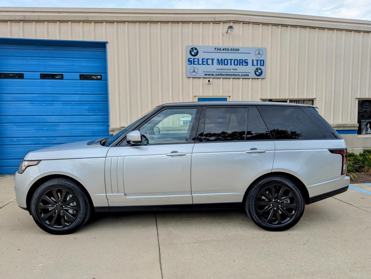 2016 Indus Silver /Black Land Rover Range Rover HSE (SALGS2PFXGA) with an 3.0L V6 DOHC 24V SUPERCHARGED engine, 8A transmission, located at 603 Amelia Street, Plymouth, MI, 48170, (734) 459-5520, 42.378841, -83.464546 - Vehicles shown by appointment - Please call ahead - 734-459-5520, text 734-658-4573 or contact us via our web site at: http://www.selectmotors.com for complete Inventory, Photos, Videos and FREE Carfax Reports. 2016 Land Rover Range Rover HSE, Indus Silver with black interior, 91K miles, One owne - Photo#1