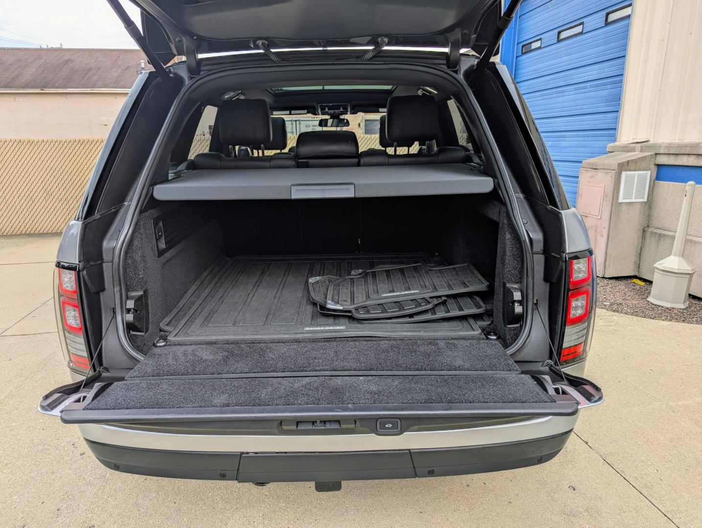 2016 Indus Silver /Black Land Rover Range Rover HSE (SALGS2PFXGA) with an 3.0L V6 DOHC 24V SUPERCHARGED engine, 8A transmission, located at 603 Amelia Street, Plymouth, MI, 48170, (734) 459-5520, 42.378841, -83.464546 - Vehicles shown by appointment - Please call ahead - 734-459-5520, text 734-658-4573 or contact us via our web site at: http://www.selectmotors.com for complete Inventory, Photos, Videos and FREE Carfax Reports. 2016 Land Rover Range Rover HSE, Indus Silver with black interior, 91K miles, One owne - Photo#8