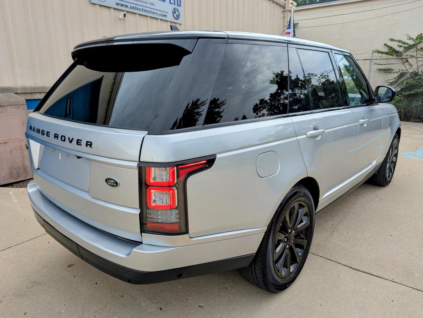 2016 Indus Silver /Black Land Rover Range Rover HSE (SALGS2PFXGA) with an 3.0L V6 DOHC 24V SUPERCHARGED engine, 8A transmission, located at 603 Amelia Street, Plymouth, MI, 48170, (734) 459-5520, 42.378841, -83.464546 - Vehicles shown by appointment - Please call ahead - 734-459-5520, text 734-658-4573 or contact us via our web site at: http://www.selectmotors.com for complete Inventory, Photos, Videos and FREE Carfax Reports. 2016 Land Rover Range Rover HSE, Indus Silver with black interior, 91K miles, One owne - Photo#14