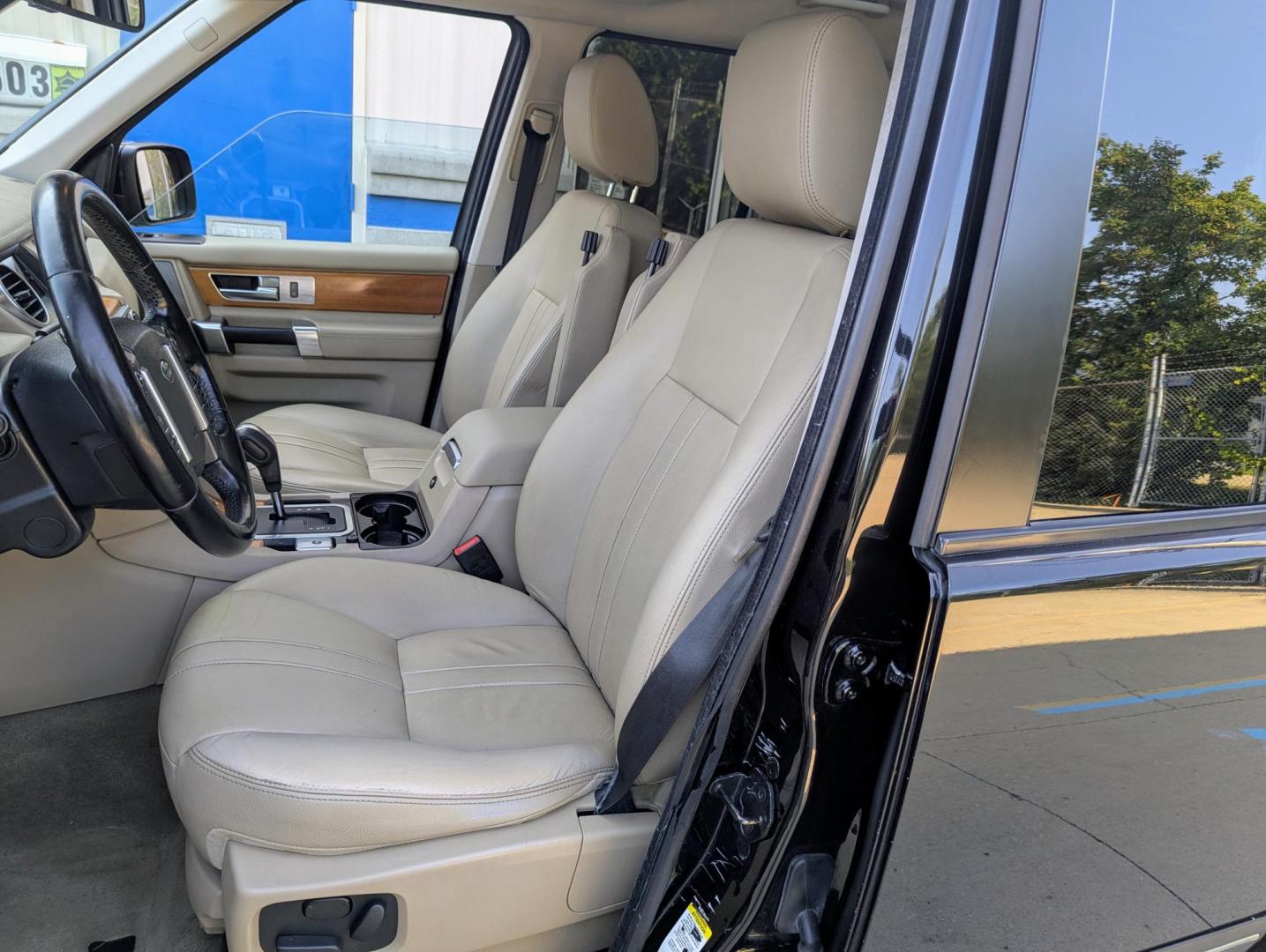 2011 Black /Almond Leather Land Rover LR4 HSE (SALAB2D41BA) with an 4.4L V8 DOHC 32V engine, 6-Speed Automatic transmission, located at 603 Amelia Street, Plymouth, MI, 48170, (734) 459-5520, 42.378841, -83.464546 - Vehicles shown by appointment - Please call ahead - 734-459-5520, text 734-658-4573 or contact us via our web site at: http://www.selectmotors.com for complete Inventory, Photos, Videos and FREE Carfax Reports. 2011 Land Rover LR4 SE, Black with Almond Leather interior, 97K miles, One Owner, All - Photo#3