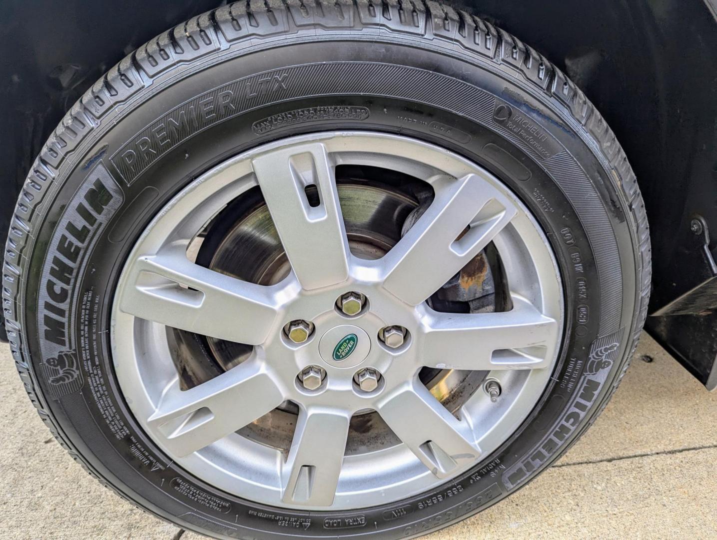2011 Black /Almond Leather Land Rover LR4 HSE (SALAB2D41BA) with an 4.4L V8 DOHC 32V engine, 6-Speed Automatic transmission, located at 603 Amelia Street, Plymouth, MI, 48170, (734) 459-5520, 42.378841, -83.464546 - Vehicles shown by appointment - Please call ahead - 734-459-5520, text 734-658-4573 or contact us via our web site at: http://www.selectmotors.com for complete Inventory, Photos, Videos and FREE Carfax Reports. 2011 Land Rover LR4 SE, Black with Almond Leather interior, 97K miles, One Owner, All - Photo#14