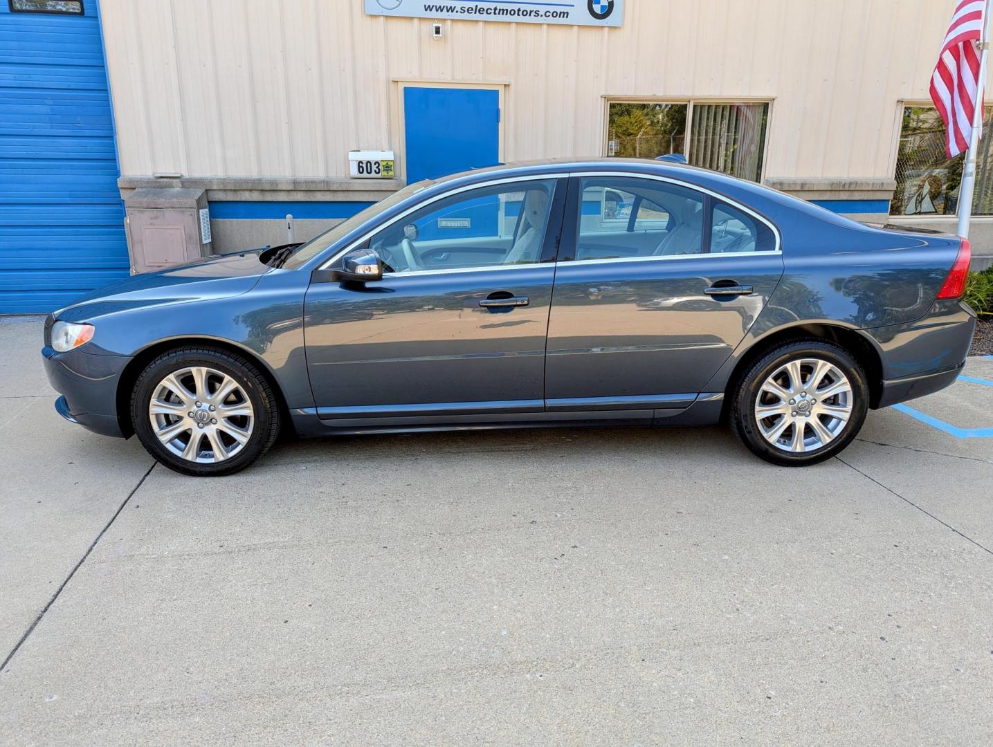 2009 Barents Blue Metallic /Sandstone Beige Leather Volvo S80 3.2 (YV1AS982091) with an 3.2L L6 DOHC engine, 6-Speed Automatic transmission, located at 603 Amelia Street, Plymouth, MI, 48170, (734) 459-5520, 42.378841, -83.464546 - Photo#2