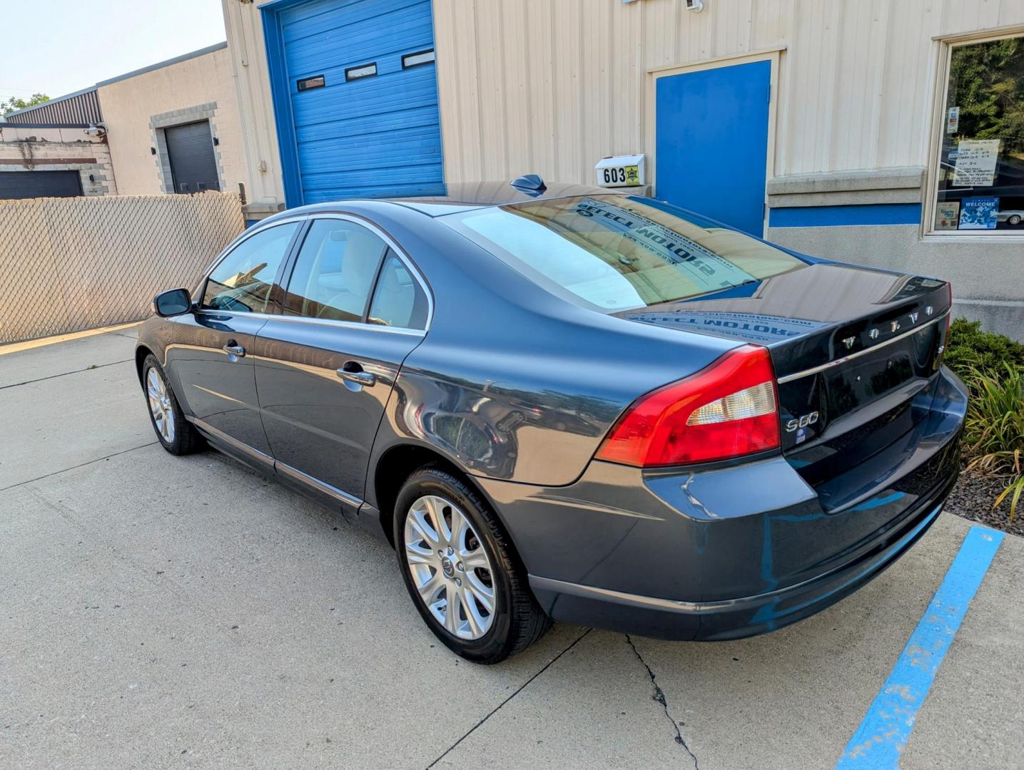 2009 Barents Blue Metallic /Sandstone Beige Leather Volvo S80 3.2 (YV1AS982091) with an 3.2L L6 DOHC engine, 6-Speed Automatic transmission, located at 603 Amelia Street, Plymouth, MI, 48170, (734) 459-5520, 42.378841, -83.464546 - Photo#3