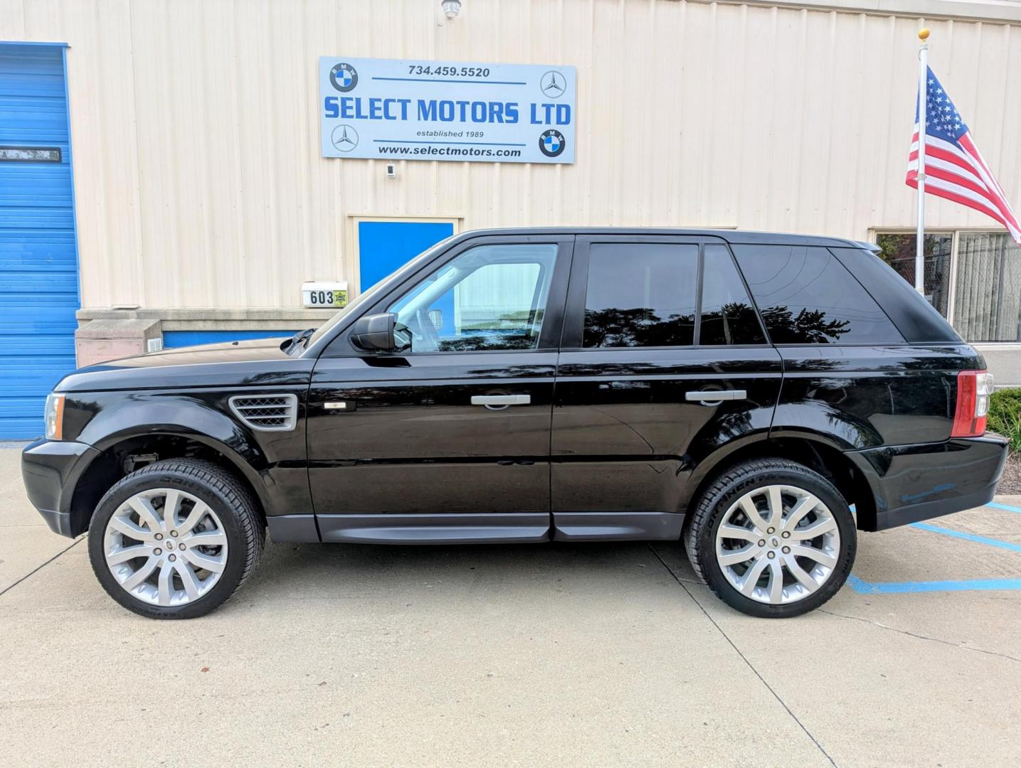 2009 Black /Black Leather Land Rover Range Rover Sport HSE (SALSK25499A) with an 4.4L V8 DOHC 32V engine, 6-Speed Automatic Overdrive transmission, located at 603 Amelia Street, Plymouth, MI, 48170, (734) 459-5520, 42.378841, -83.464546 - Vehicles shown by appointment - Please call ahead - 734-459-5520, text 734-658-4573 or contact us via our web site at: http://www.selectmotors.com for complete Inventory, Photos, Videos and FREE Carfax Reports. 2009 Land Rover Range Rover Sport HSE Luxury, Santorini Black with Black leather inter - Photo#3