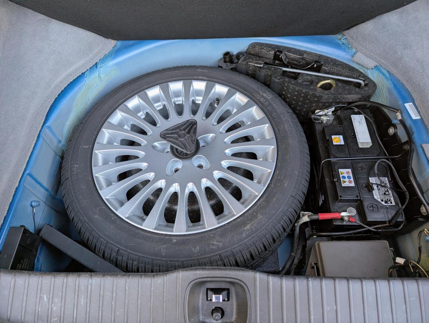 2005 Pacific Blue /Ivory Jaguar XJ-Series Vanden Plas (SAJWA82C05S) with an 4.2L V8 DOHC 32V engine, 6-Speed Automatic Overdrive transmission, located at 603 Amelia Street, Plymouth, MI, 48170, (734) 459-5520, 42.378841, -83.464546 - Vehicles shown by appointment - Please call ahead - 734-459-5520, text 734-658-4573 or contact us via our web site at: http://www.selectmotors.com for complete Inventory, Photos, Videos and FREE Carfax Reports. 2005 Jaguar XJ8 Vanden Plas, Pacific Blue with Ivory interior, one owner, 68K miles. P - Photo#16