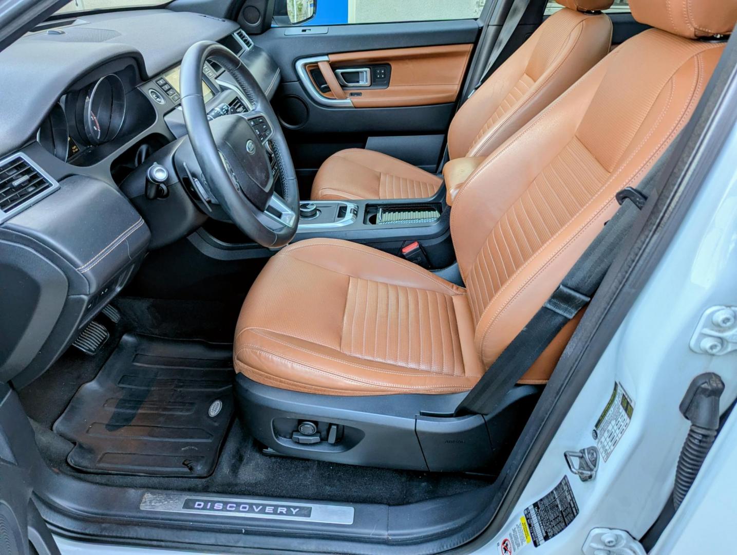 2017 White /Tan/Black Land Rover Discovery Sport HSE LUX (SALCT2BG3HH) with an 2.0L L4 DOHC 16V engine, 9A transmission, located at 603 Amelia Street, Plymouth, MI, 48170, (734) 459-5520, 42.378841, -83.464546 - Vehicles shown by appointment - Please call ahead - 734-459-5520, text 734-658-4573 or contact us via our web site at: http://www.selectmotors.com for complete Inventory, Photos, Videos and FREE Carfax Reports. 2017 Land Rover Discovery Sport HSE Luxury, Fuji White, Tan/Black Windsor leather in - Photo#4