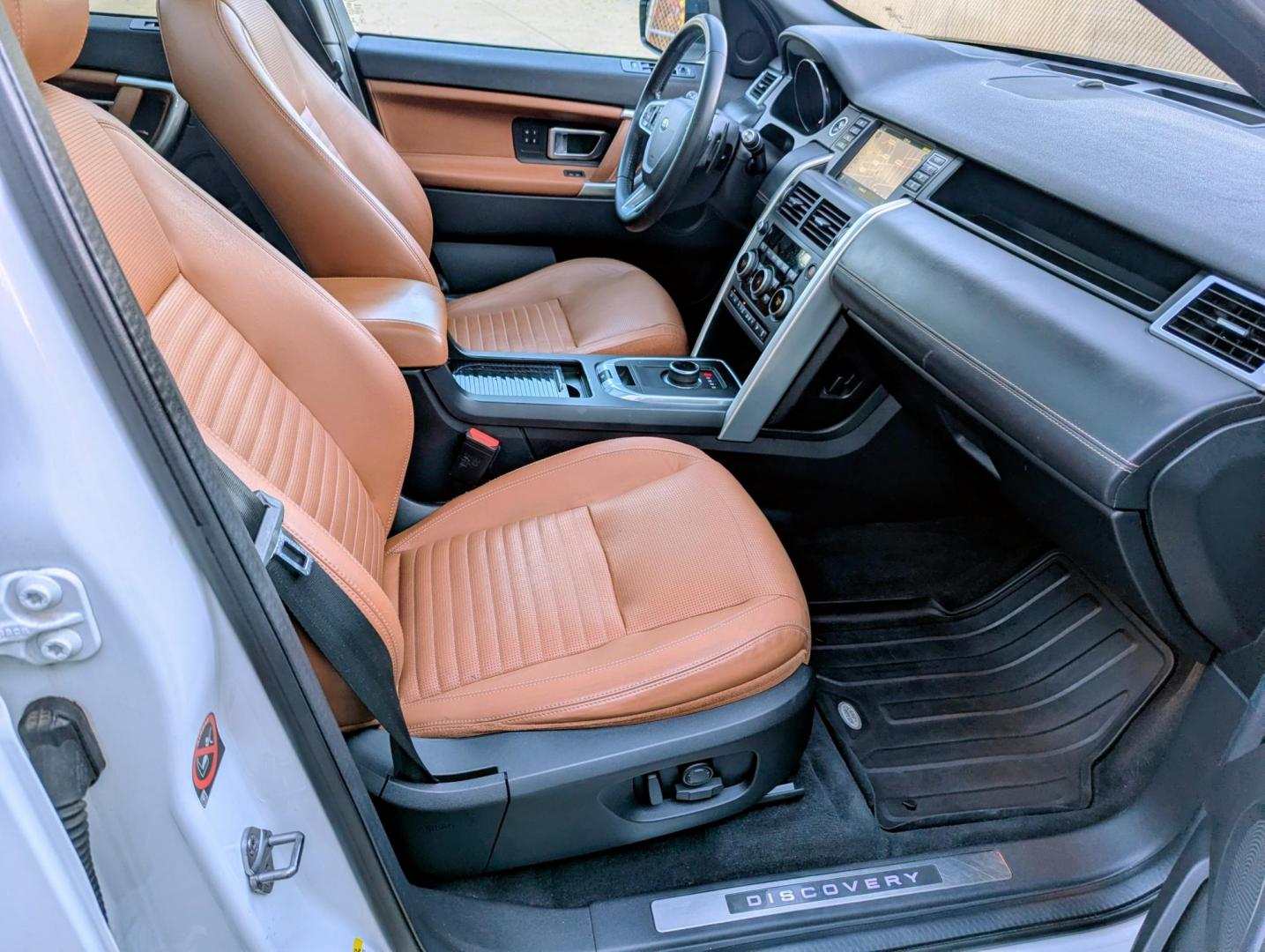 2017 White /Tan/Black Land Rover Discovery Sport HSE LUX (SALCT2BG3HH) with an 2.0L L4 DOHC 16V engine, 9A transmission, located at 603 Amelia Street, Plymouth, MI, 48170, (734) 459-5520, 42.378841, -83.464546 - Vehicles shown by appointment - Please call ahead - 734-459-5520, text 734-658-4573 or contact us via our web site at: http://www.selectmotors.com for complete Inventory, Photos, Videos and FREE Carfax Reports. 2017 Land Rover Discovery Sport HSE Luxury, Fuji White, Tan/Black Windsor leather in - Photo#7