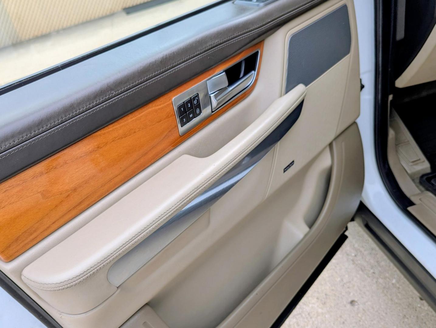 2012 White /Almond Leather Land Rover Range Rover Sport Supercharged (SALSH2E42CA) with an 4.2L V8 DOHC 32V SUPERCHARGED engine, 6-Speed Automatic transmission, located at 603 Amelia Street, Plymouth, MI, 48170, (734) 459-5520, 42.378841, -83.464546 - Photo#4