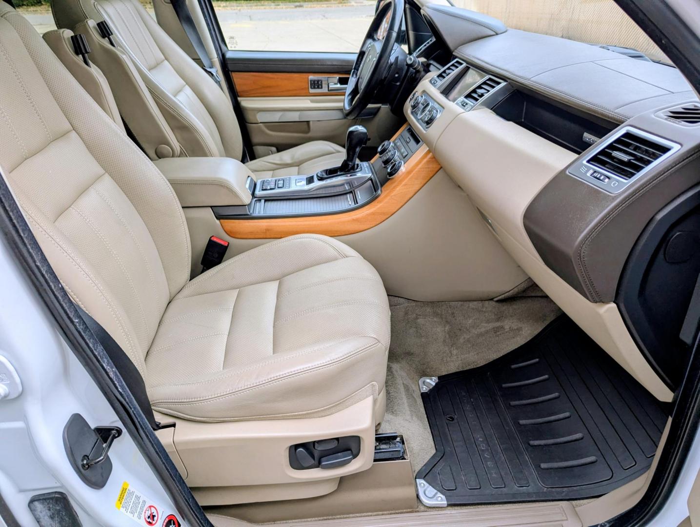 2012 White /Almond Leather Land Rover Range Rover Sport Supercharged (SALSH2E42CA) with an 4.2L V8 DOHC 32V SUPERCHARGED engine, 6-Speed Automatic transmission, located at 603 Amelia Street, Plymouth, MI, 48170, (734) 459-5520, 42.378841, -83.464546 - Photo#7