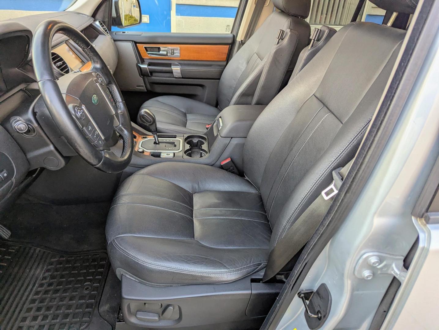 2011 Silver Metallic /Black Leather Land Rover LR4 HSE (SALAG2D40BA) with an 4.4L V8 DOHC 32V engine, 6-Speed Automatic transmission, located at 603 Amelia Street, Plymouth, MI, 48170, (734) 459-5520, 42.378841, -83.464546 - Vehicles shown by appointment - Please call ahead - 734-459-5520, text 734-658-4573 or contact us via our web site at: http://www.selectmotors.com for complete Inventory, Photos, Videos and FREE Carfax Reports. 2011 Land Rover LR4 HSE V8, Zermatt Silver Metallic, Black leather interior, 155K mile - Photo#4