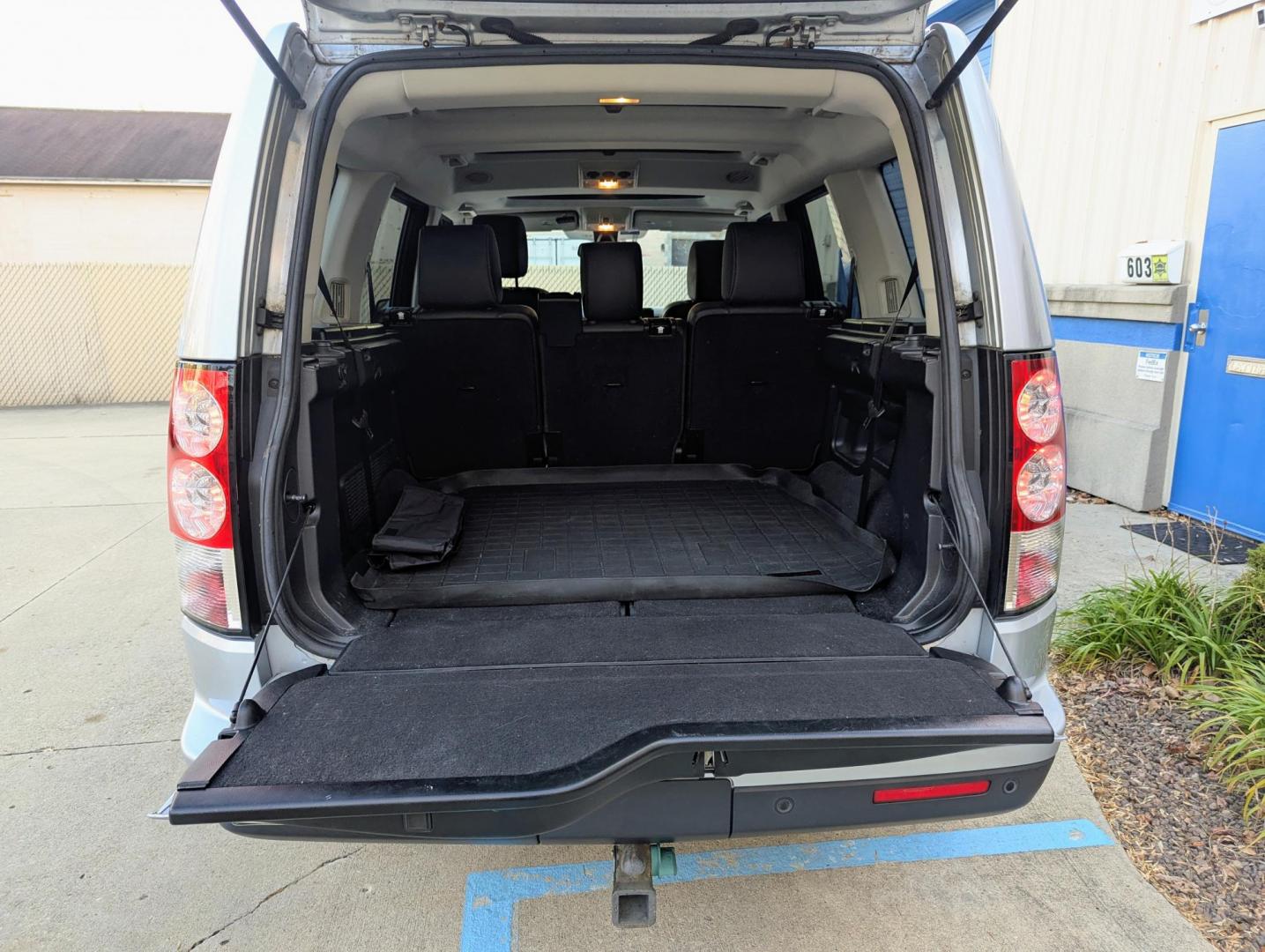 2011 Silver Metallic /Black Leather Land Rover LR4 HSE (SALAG2D40BA) with an 4.4L V8 DOHC 32V engine, 6-Speed Automatic transmission, located at 603 Amelia Street, Plymouth, MI, 48170, (734) 459-5520, 42.378841, -83.464546 - Vehicles shown by appointment - Please call ahead - 734-459-5520, text 734-658-4573 or contact us via our web site at: http://www.selectmotors.com for complete Inventory, Photos, Videos and FREE Carfax Reports. 2011 Land Rover LR4 HSE V8, Zermatt Silver Metallic, Black leather interior, 155K mile - Photo#7