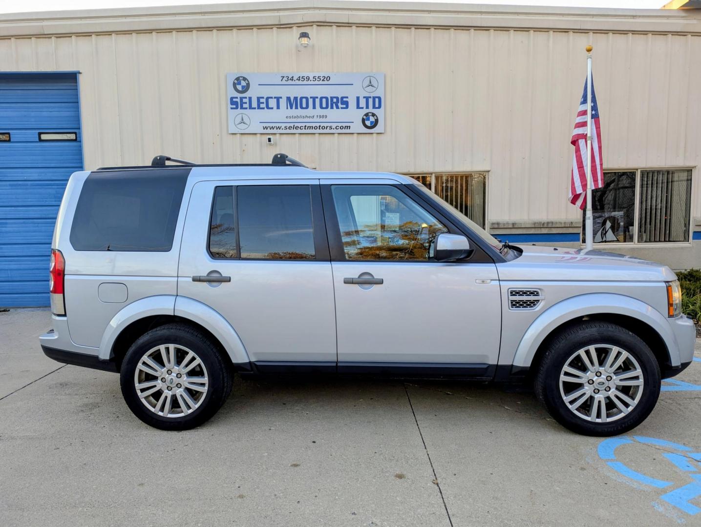 2011 Silver Metallic /Black Leather Land Rover LR4 HSE (SALAG2D40BA) with an 4.4L V8 DOHC 32V engine, 6-Speed Automatic transmission, located at 603 Amelia Street, Plymouth, MI, 48170, (734) 459-5520, 42.378841, -83.464546 - Vehicles shown by appointment - Please call ahead - 734-459-5520, text 734-658-4573 or contact us via our web site at: http://www.selectmotors.com for complete Inventory, Photos, Videos and FREE Carfax Reports. 2011 Land Rover LR4 HSE V8, Zermatt Silver Metallic, Black leather interior, 155K mile - Photo#12