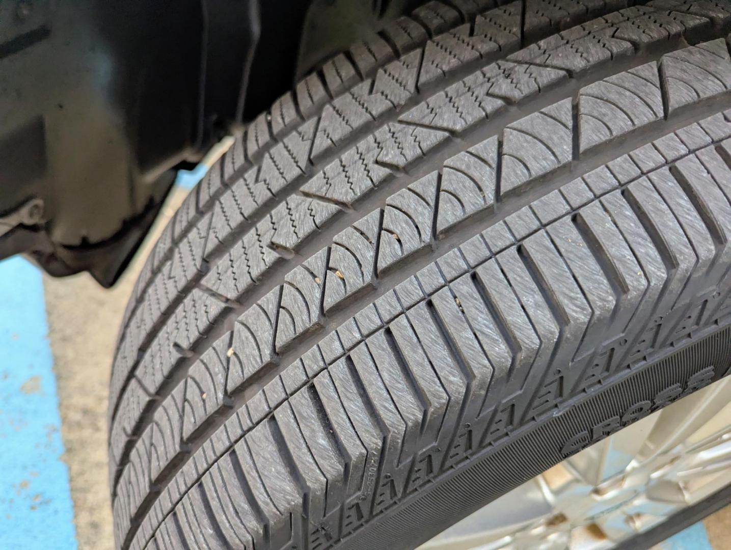 2011 Silver Metallic /Black Leather Land Rover LR4 HSE (SALAG2D40BA) with an 4.4L V8 DOHC 32V engine, 6-Speed Automatic transmission, located at 603 Amelia Street, Plymouth, MI, 48170, (734) 459-5520, 42.378841, -83.464546 - Vehicles shown by appointment - Please call ahead - 734-459-5520, text 734-658-4573 or contact us via our web site at: http://www.selectmotors.com for complete Inventory, Photos, Videos and FREE Carfax Reports. 2011 Land Rover LR4 HSE V8, Zermatt Silver Metallic, Black leather interior, 155K mile - Photo#15