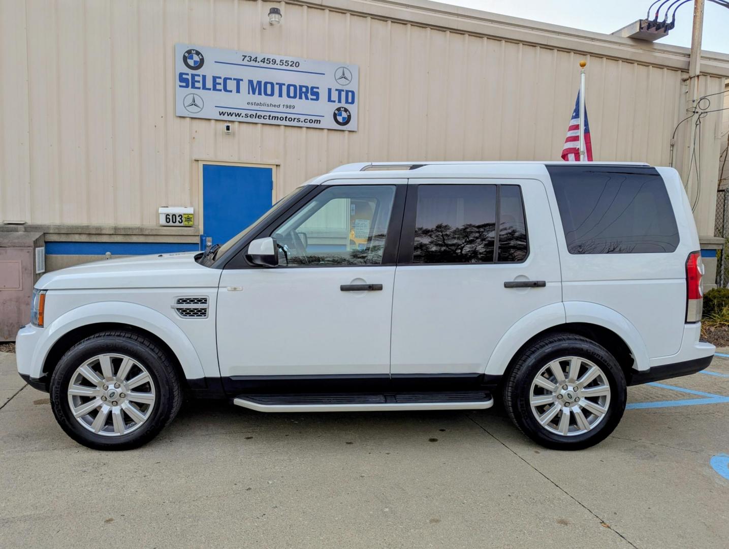 2012 White /Ebony Leather Land Rover LR4 HSE (SALAG2D43CA) with an 4.4L V8 DOHC 32V engine, 6-Speed Automatic transmission, located at 603 Amelia Street, Plymouth, MI, 48170, (734) 459-5520, 42.378841, -83.464546 - Vehicles shown by appointment - Please call ahead - 734-459-5520, text 734-658-4573 or contact us via our web site at: http://www.selectmotors.com for complete Inventory, Photos, Videos and FREE Carfax Reports. 2012 Land Rover LR4 HSE, Fuji White, Ebony leather interior, 108K miles, 3rd row seati - Photo#2