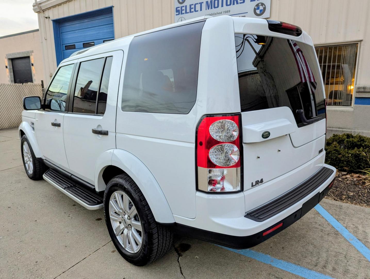 2012 White /Ebony Leather Land Rover LR4 HSE (SALAG2D43CA) with an 4.4L V8 DOHC 32V engine, 6-Speed Automatic transmission, located at 603 Amelia Street, Plymouth, MI, 48170, (734) 459-5520, 42.378841, -83.464546 - Vehicles shown by appointment - Please call ahead - 734-459-5520, text 734-658-4573 or contact us via our web site at: http://www.selectmotors.com for complete Inventory, Photos, Videos and FREE Carfax Reports. 2012 Land Rover LR4 HSE, Fuji White, Ebony leather interior, 108K miles, 3rd row seati - Photo#3