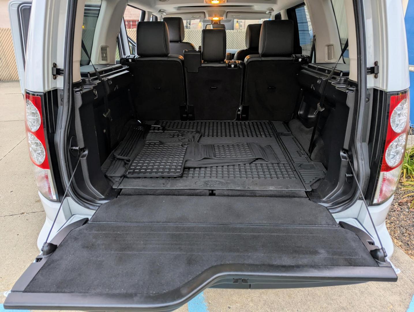 2012 White /Ebony Leather Land Rover LR4 HSE (SALAG2D43CA) with an 4.4L V8 DOHC 32V engine, 6-Speed Automatic transmission, located at 603 Amelia Street, Plymouth, MI, 48170, (734) 459-5520, 42.378841, -83.464546 - Vehicles shown by appointment - Please call ahead - 734-459-5520, text 734-658-4573 or contact us via our web site at: http://www.selectmotors.com for complete Inventory, Photos, Videos and FREE Carfax Reports. 2012 Land Rover LR4 HSE, Fuji White, Ebony leather interior, 108K miles, 3rd row seati - Photo#6