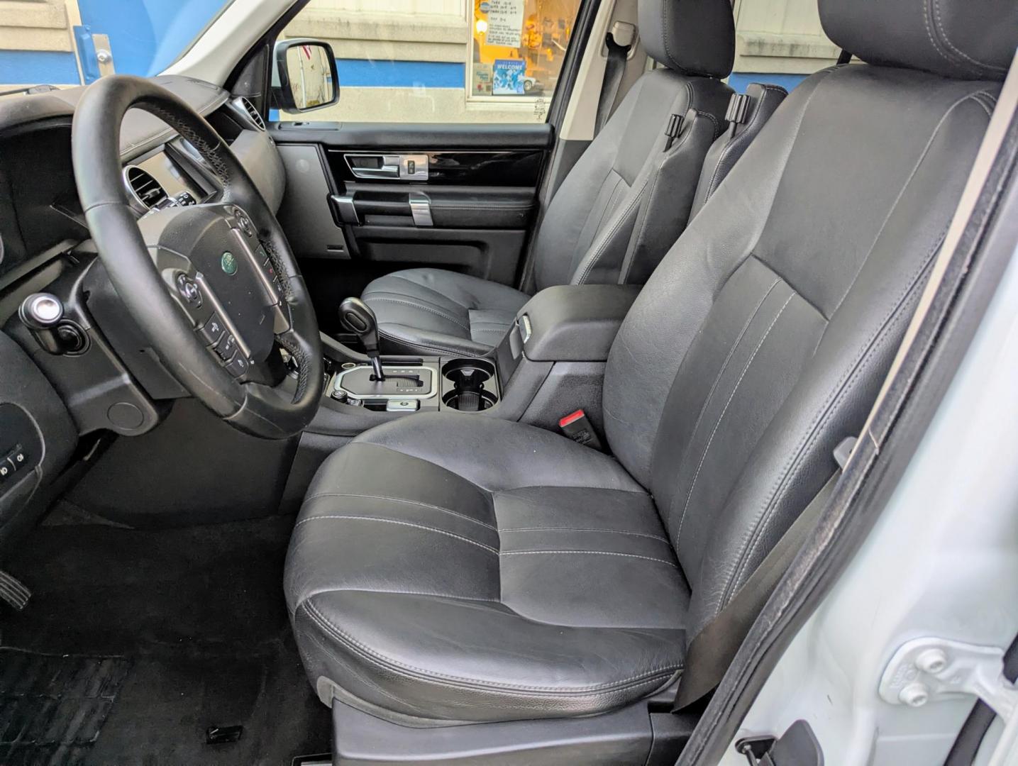 2012 White /Ebony Leather Land Rover LR4 HSE (SALAG2D43CA) with an 4.4L V8 DOHC 32V engine, 6-Speed Automatic transmission, located at 603 Amelia Street, Plymouth, MI, 48170, (734) 459-5520, 42.378841, -83.464546 - Vehicles shown by appointment - Please call ahead - 734-459-5520, text 734-658-4573 or contact us via our web site at: http://www.selectmotors.com for complete Inventory, Photos, Videos and FREE Carfax Reports. 2012 Land Rover LR4 HSE, Fuji White, Ebony leather interior, 108K miles, 3rd row seati - Photo#4