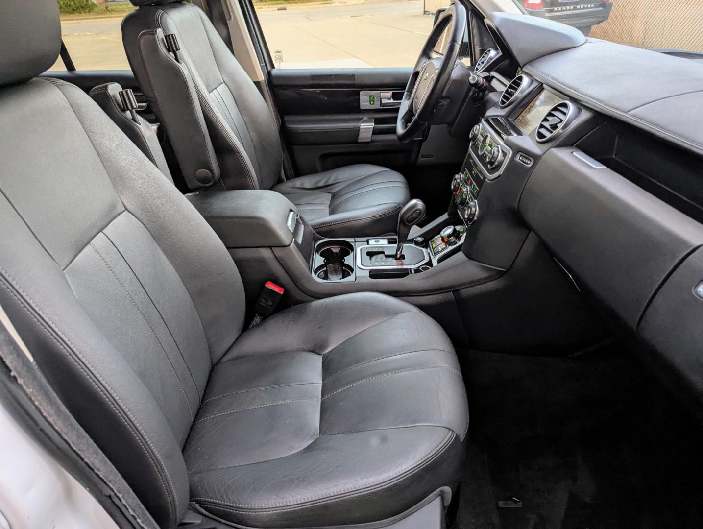 2012 White /Ebony Leather Land Rover LR4 HSE (SALAG2D43CA) with an 4.4L V8 DOHC 32V engine, 6-Speed Automatic transmission, located at 603 Amelia Street, Plymouth, MI, 48170, (734) 459-5520, 42.378841, -83.464546 - Vehicles shown by appointment - Please call ahead - 734-459-5520, text 734-658-4573 or contact us via our web site at: http://www.selectmotors.com for complete Inventory, Photos, Videos and FREE Carfax Reports. 2012 Land Rover LR4 HSE, Fuji White, Ebony leather interior, 108K miles, 3rd row seati - Photo#7