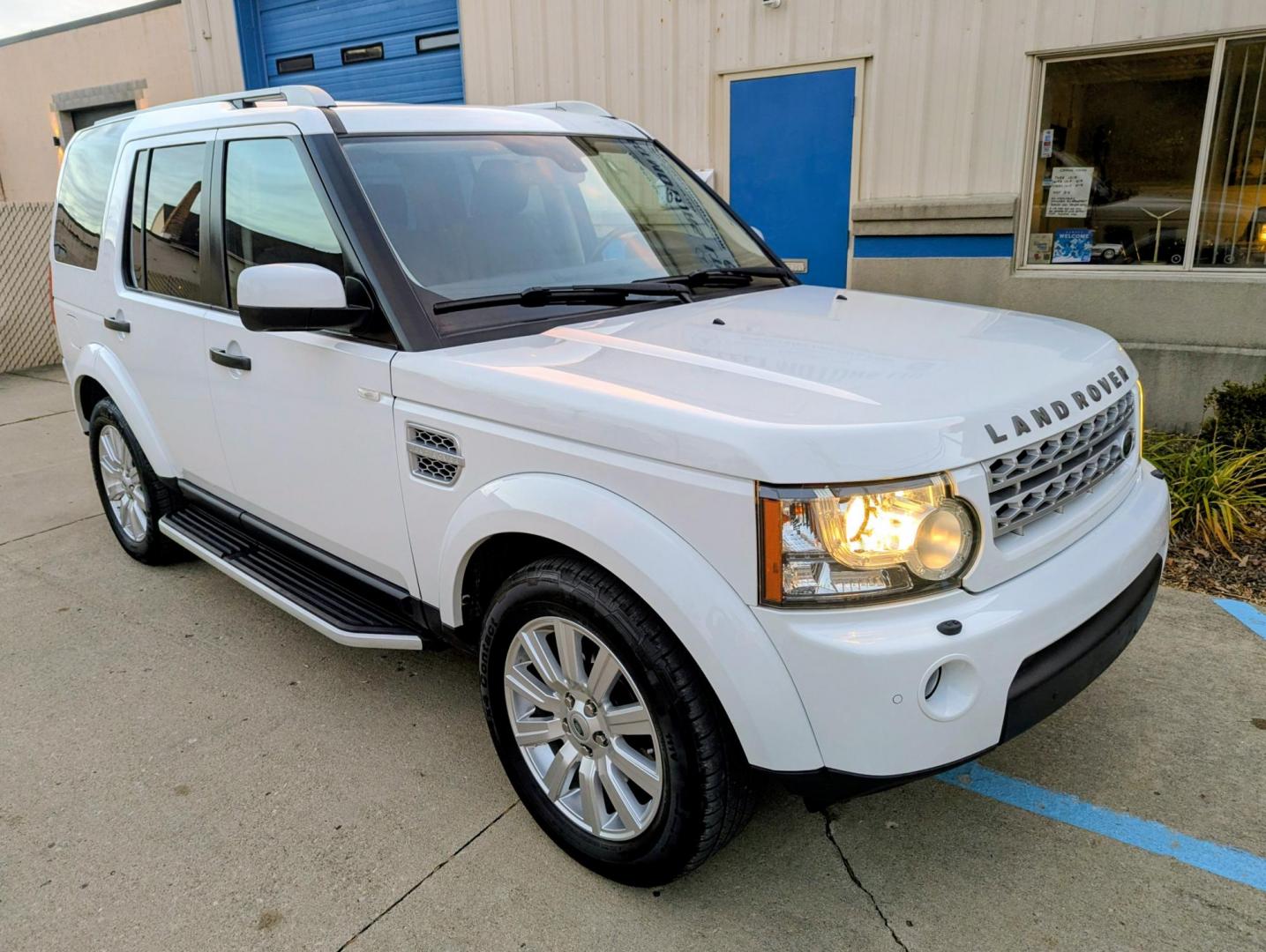 2012 White /Ebony Leather Land Rover LR4 HSE (SALAG2D43CA) with an 4.4L V8 DOHC 32V engine, 6-Speed Automatic transmission, located at 603 Amelia Street, Plymouth, MI, 48170, (734) 459-5520, 42.378841, -83.464546 - Vehicles shown by appointment - Please call ahead - 734-459-5520, text 734-658-4573 or contact us via our web site at: http://www.selectmotors.com for complete Inventory, Photos, Videos and FREE Carfax Reports. 2012 Land Rover LR4 HSE, Fuji White, Ebony leather interior, 108K miles, 3rd row seati - Photo#10