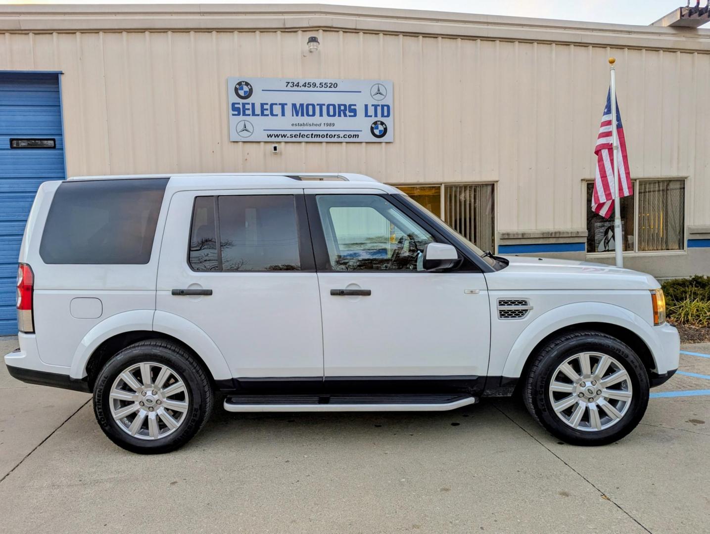 2012 White /Ebony Leather Land Rover LR4 HSE (SALAG2D43CA) with an 4.4L V8 DOHC 32V engine, 6-Speed Automatic transmission, located at 603 Amelia Street, Plymouth, MI, 48170, (734) 459-5520, 42.378841, -83.464546 - Vehicles shown by appointment - Please call ahead - 734-459-5520, text 734-658-4573 or contact us via our web site at: http://www.selectmotors.com for complete Inventory, Photos, Videos and FREE Carfax Reports. 2012 Land Rover LR4 HSE, Fuji White, Ebony leather interior, 108K miles, 3rd row seati - Photo#11