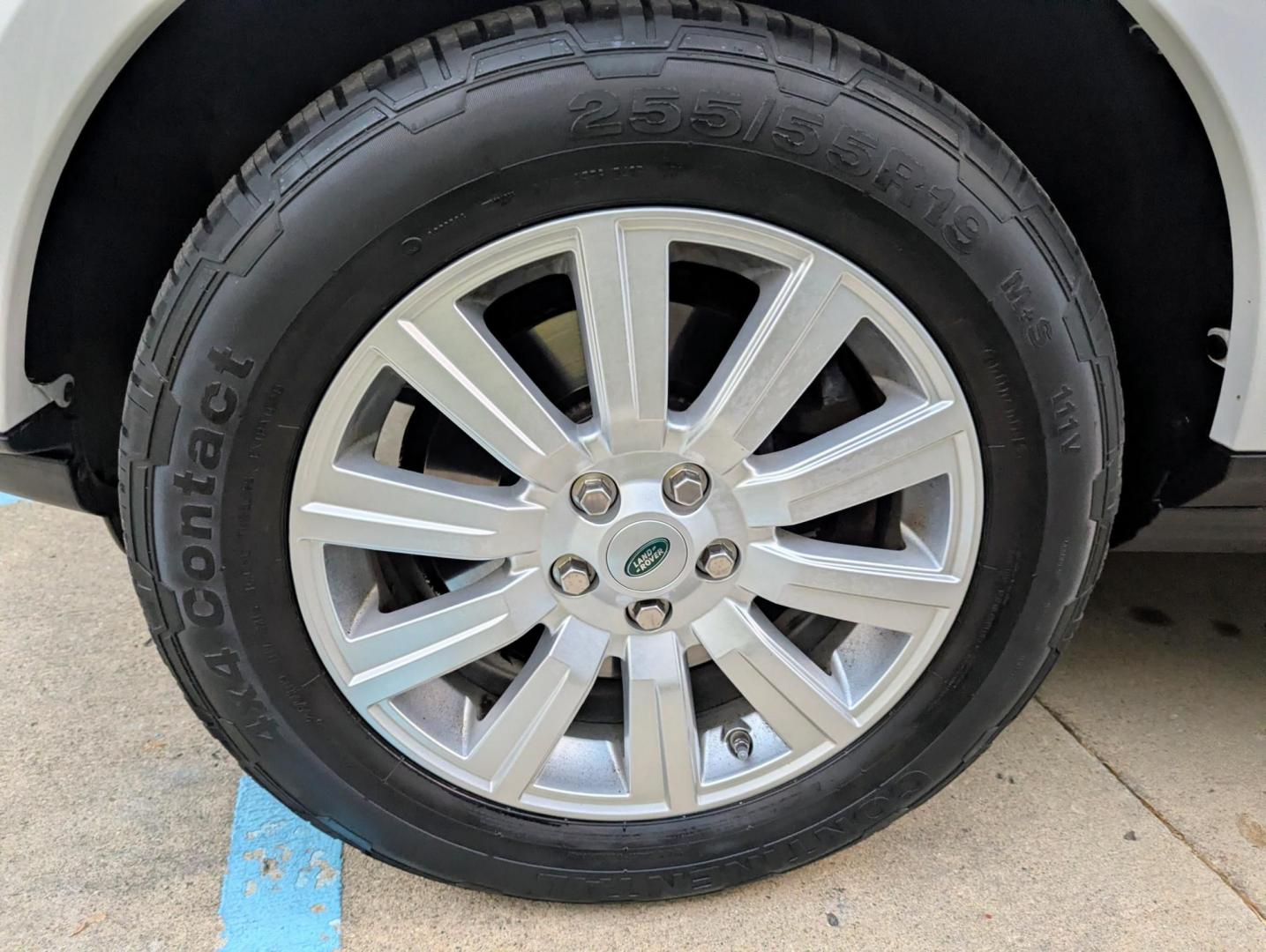 2012 White /Ebony Leather Land Rover LR4 HSE (SALAG2D43CA) with an 4.4L V8 DOHC 32V engine, 6-Speed Automatic transmission, located at 603 Amelia Street, Plymouth, MI, 48170, (734) 459-5520, 42.378841, -83.464546 - Vehicles shown by appointment - Please call ahead - 734-459-5520, text 734-658-4573 or contact us via our web site at: http://www.selectmotors.com for complete Inventory, Photos, Videos and FREE Carfax Reports. 2012 Land Rover LR4 HSE, Fuji White, Ebony leather interior, 108K miles, 3rd row seati - Photo#14