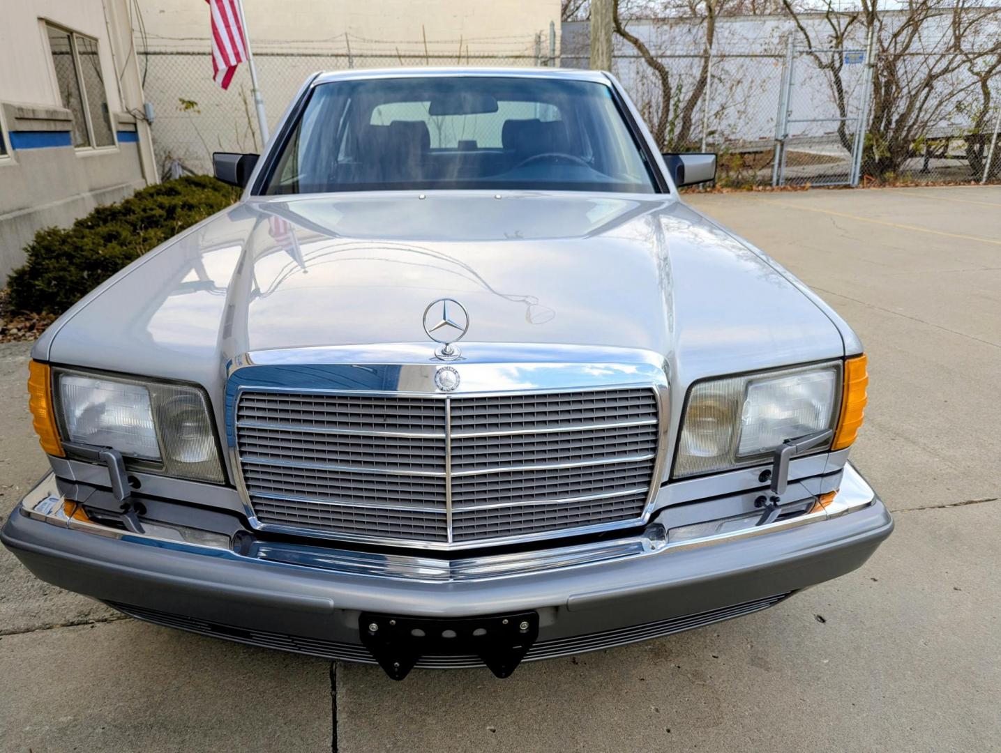 1986 Silver Metallic /Blue Leather Mercedes-Benz 420 SEL (WDBCA35DXGA) with an 4.2L V8 SOHC 16V engine, Automatic transmission, located at 603 Amelia Street, Plymouth, MI, 48170, (734) 459-5520, 42.378841, -83.464546 - Photo#1