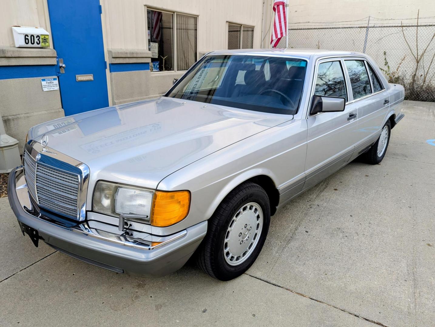 1986 Silver Metallic /Blue Leather Mercedes-Benz 420 SEL (WDBCA35DXGA) with an 4.2L V8 SOHC 16V engine, Automatic transmission, located at 603 Amelia Street, Plymouth, MI, 48170, (734) 459-5520, 42.378841, -83.464546 - Photo#0