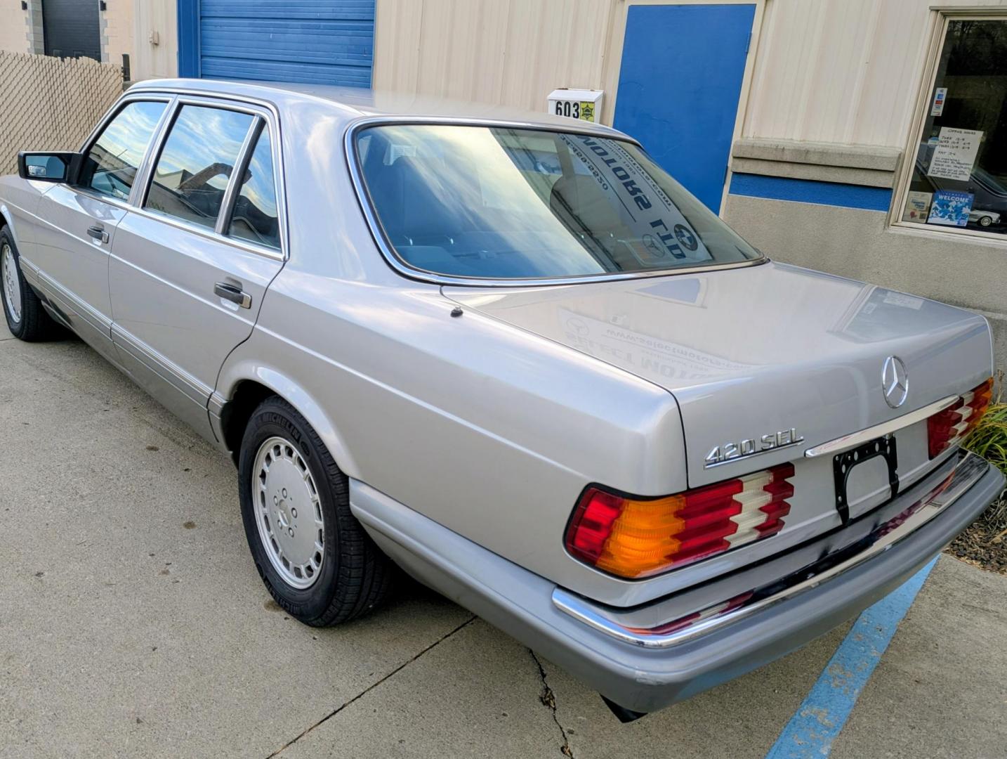 1986 Silver Metallic /Blue Leather Mercedes-Benz 420 SEL (WDBCA35DXGA) with an 4.2L V8 SOHC 16V engine, Automatic transmission, located at 603 Amelia Street, Plymouth, MI, 48170, (734) 459-5520, 42.378841, -83.464546 - Photo#3