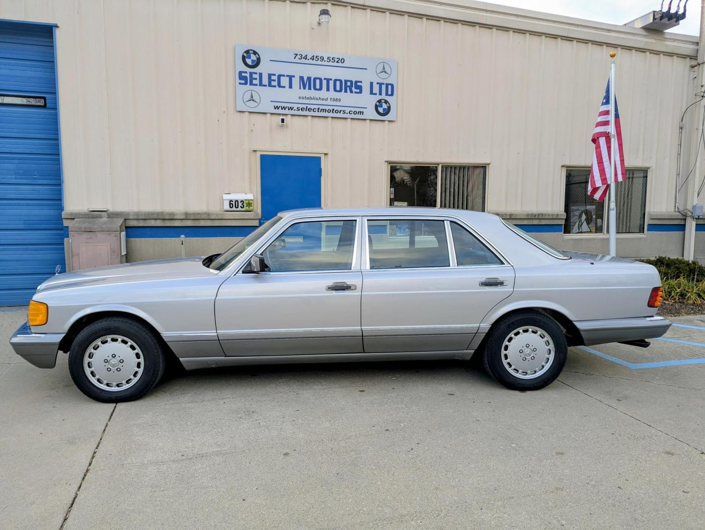 1986 Silver Metallic /Blue Leather Mercedes-Benz 420 SEL (WDBCA35DXGA) with an 4.2L V8 SOHC 16V engine, Automatic transmission, located at 603 Amelia Street, Plymouth, MI, 48170, (734) 459-5520, 42.378841, -83.464546 - Photo#2