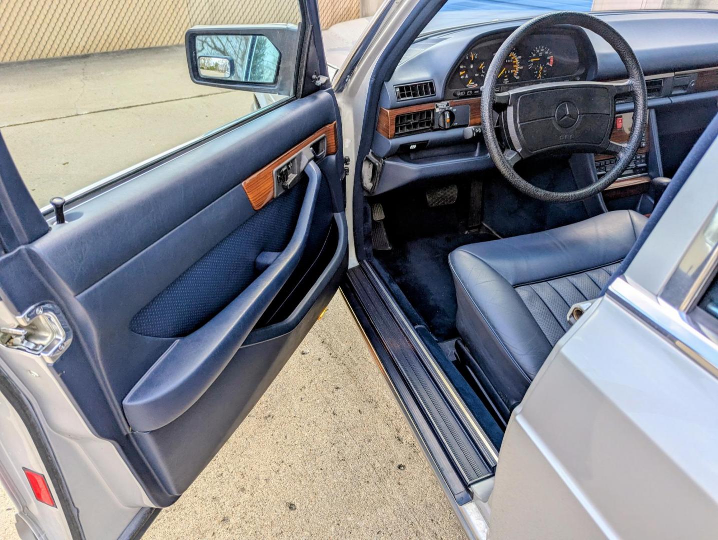 1986 Silver Metallic /Blue Leather Mercedes-Benz 420 SEL (WDBCA35DXGA) with an 4.2L V8 SOHC 16V engine, Automatic transmission, located at 603 Amelia Street, Plymouth, MI, 48170, (734) 459-5520, 42.378841, -83.464546 - Photo#5