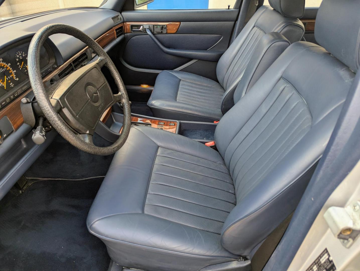 1986 Silver Metallic /Blue Leather Mercedes-Benz 420 SEL (WDBCA35DXGA) with an 4.2L V8 SOHC 16V engine, Automatic transmission, located at 603 Amelia Street, Plymouth, MI, 48170, (734) 459-5520, 42.378841, -83.464546 - Photo#4