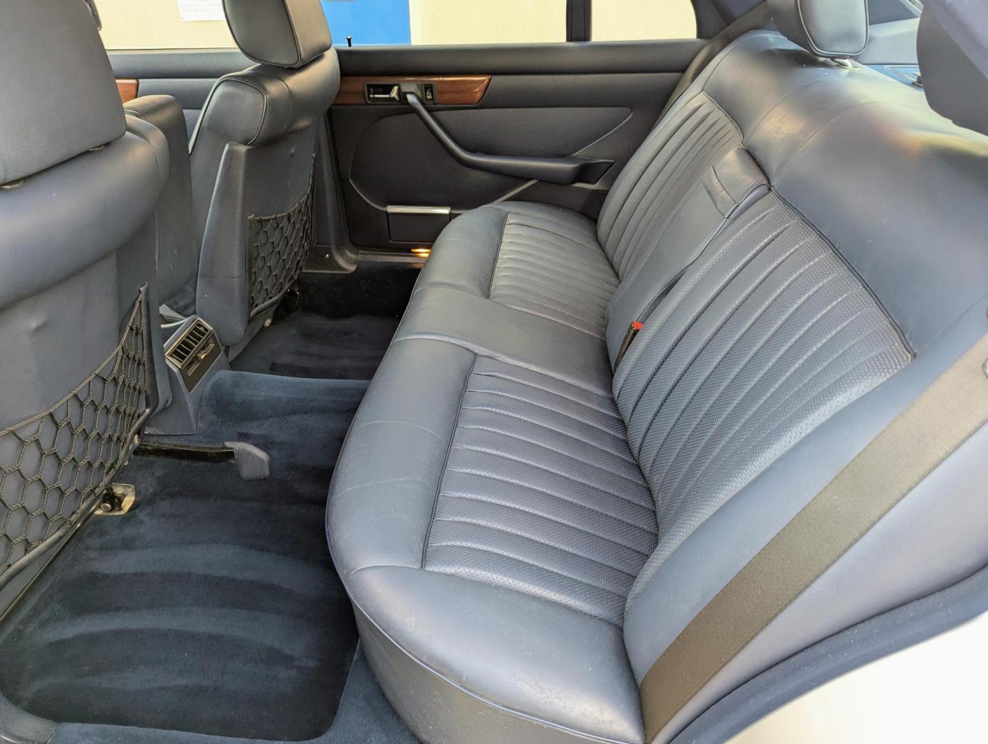 1986 Silver Metallic /Blue Leather Mercedes-Benz 420 SEL (WDBCA35DXGA) with an 4.2L V8 SOHC 16V engine, Automatic transmission, located at 603 Amelia Street, Plymouth, MI, 48170, (734) 459-5520, 42.378841, -83.464546 - Photo#6