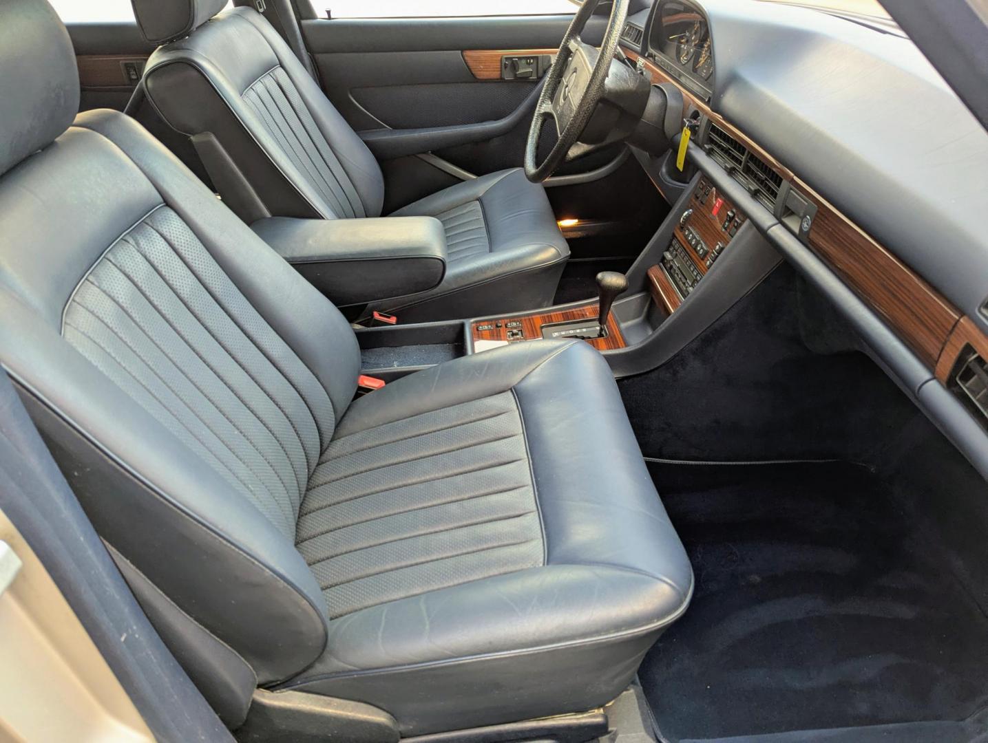 1986 Silver Metallic /Blue Leather Mercedes-Benz 420 SEL (WDBCA35DXGA) with an 4.2L V8 SOHC 16V engine, Automatic transmission, located at 603 Amelia Street, Plymouth, MI, 48170, (734) 459-5520, 42.378841, -83.464546 - Photo#8