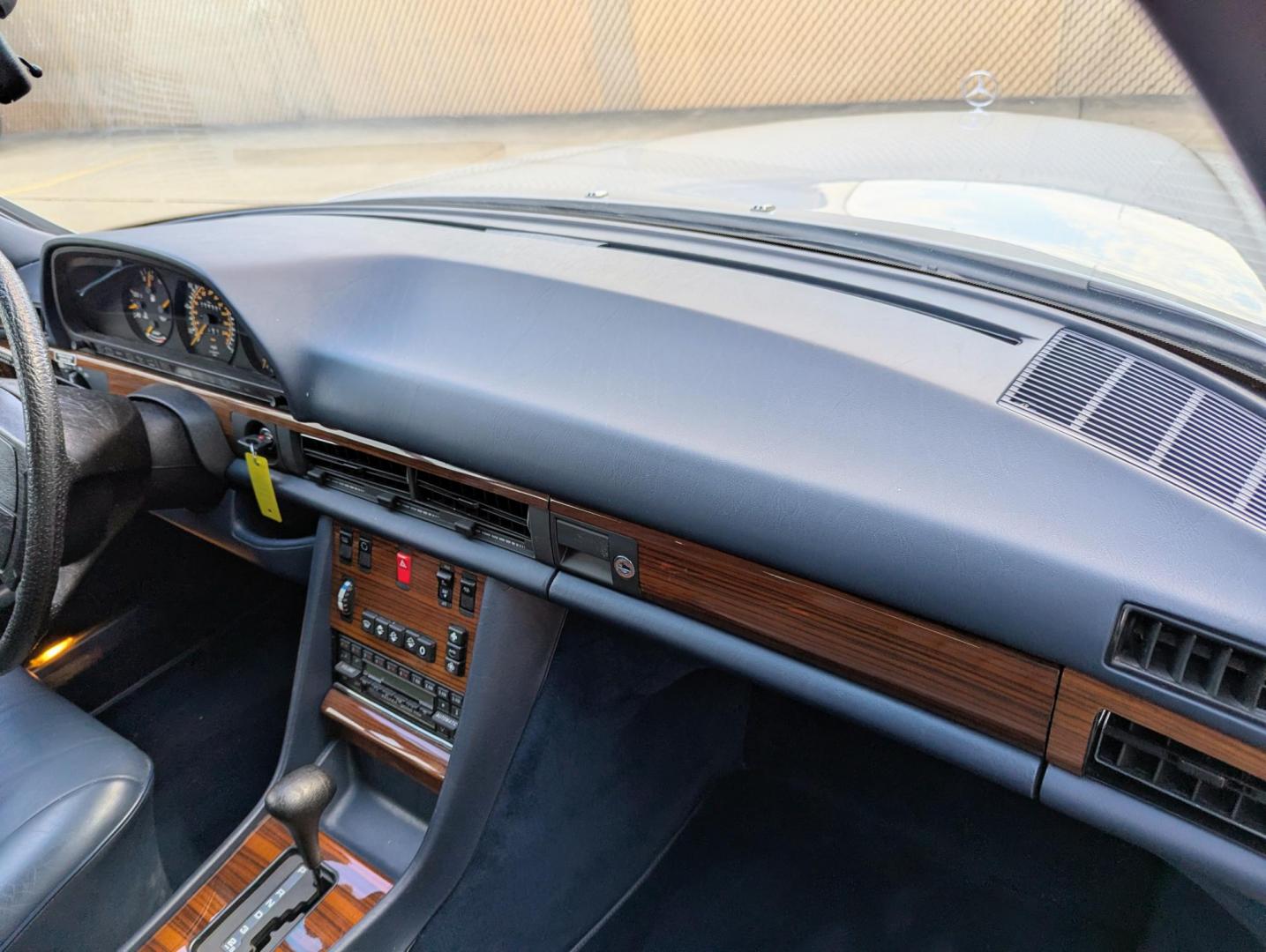 1986 Silver Metallic /Blue Leather Mercedes-Benz 420 SEL (WDBCA35DXGA) with an 4.2L V8 SOHC 16V engine, Automatic transmission, located at 603 Amelia Street, Plymouth, MI, 48170, (734) 459-5520, 42.378841, -83.464546 - Photo#9