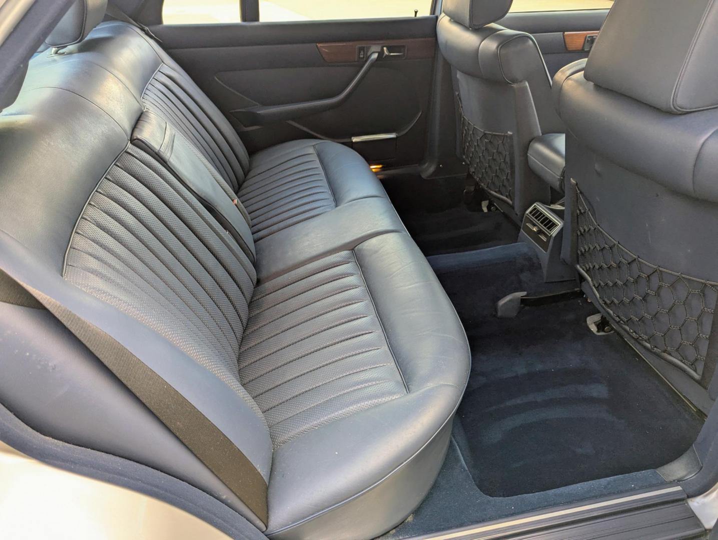 1986 Silver Metallic /Blue Leather Mercedes-Benz 420 SEL (WDBCA35DXGA) with an 4.2L V8 SOHC 16V engine, Automatic transmission, located at 603 Amelia Street, Plymouth, MI, 48170, (734) 459-5520, 42.378841, -83.464546 - Photo#10