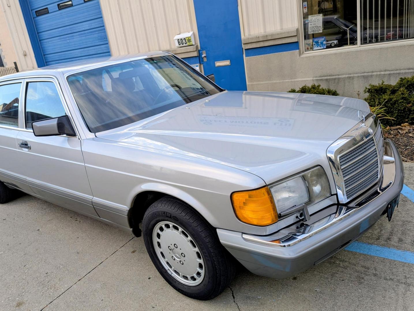 1986 Silver Metallic /Blue Leather Mercedes-Benz 420 SEL (WDBCA35DXGA) with an 4.2L V8 SOHC 16V engine, Automatic transmission, located at 603 Amelia Street, Plymouth, MI, 48170, (734) 459-5520, 42.378841, -83.464546 - Photo#14