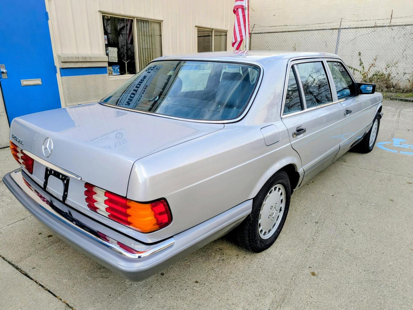 1986 Silver Metallic /Blue Leather Mercedes-Benz 420 SEL (WDBCA35DXGA) with an 4.2L V8 SOHC 16V engine, Automatic transmission, located at 603 Amelia Street, Plymouth, MI, 48170, (734) 459-5520, 42.378841, -83.464546 - Photo#16