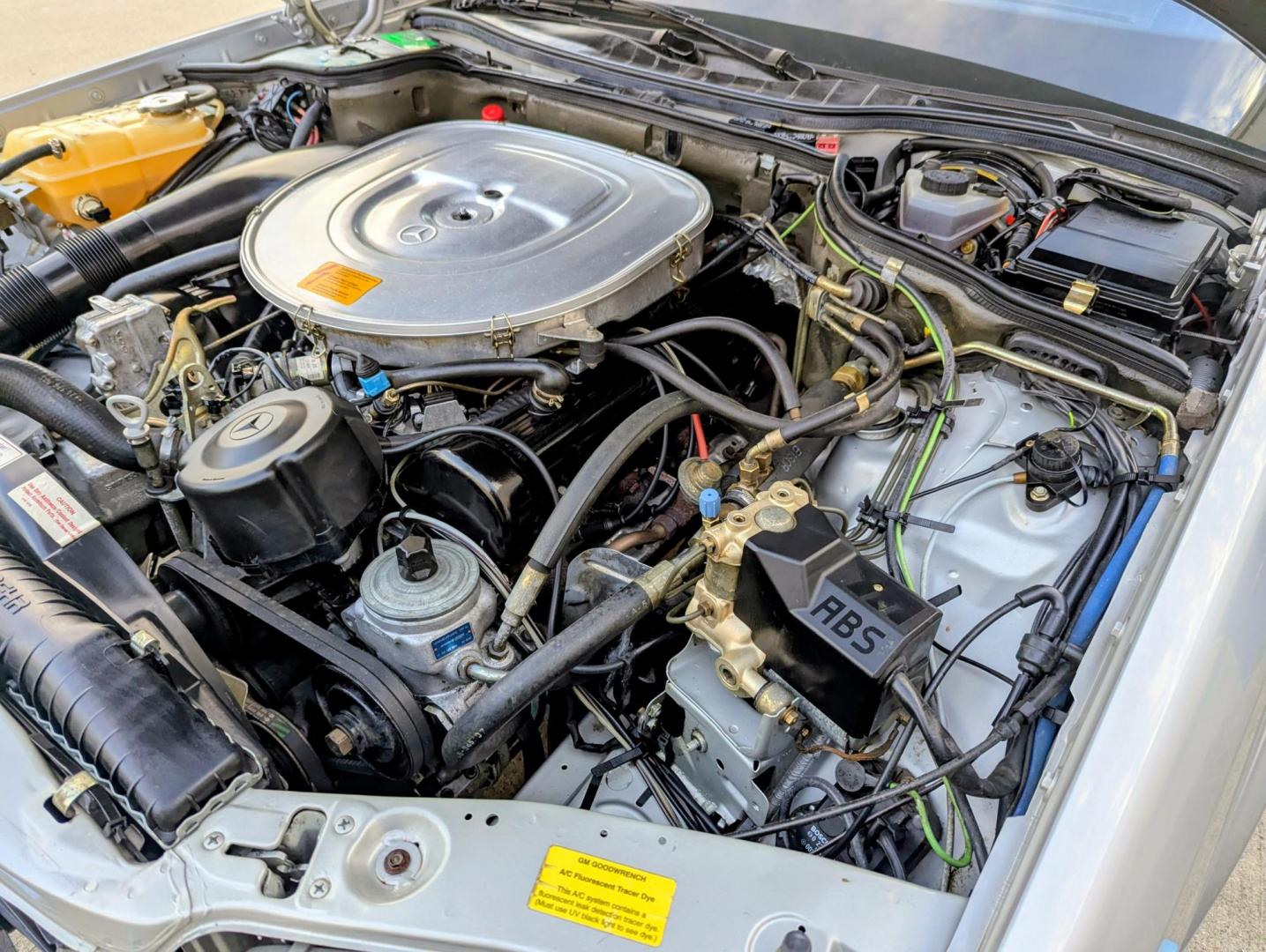 1986 Silver Metallic /Blue Leather Mercedes-Benz 420 SEL (WDBCA35DXGA) with an 4.2L V8 SOHC 16V engine, Automatic transmission, located at 603 Amelia Street, Plymouth, MI, 48170, (734) 459-5520, 42.378841, -83.464546 - Photo#19