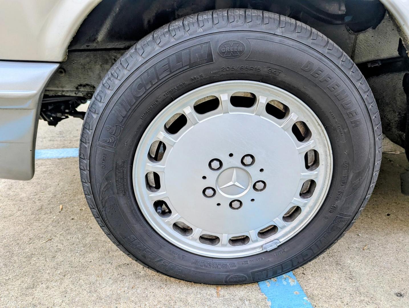 1986 Silver Metallic /Blue Leather Mercedes-Benz 420 SEL (WDBCA35DXGA) with an 4.2L V8 SOHC 16V engine, Automatic transmission, located at 603 Amelia Street, Plymouth, MI, 48170, (734) 459-5520, 42.378841, -83.464546 - Photo#18