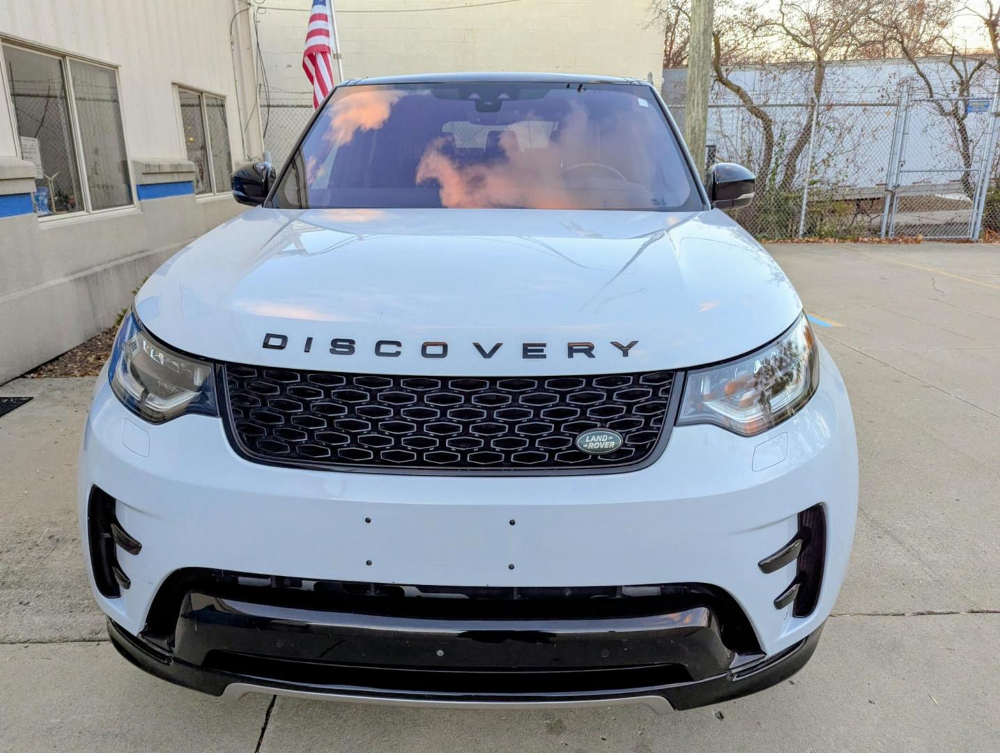 2017 White /Nimbus Windsor leather Land Rover Discovery HSE Luxury (SALRHBBV5HA) with an 3.0L V6 DOHC 24V engine, 8A transmission, located at 603 Amelia Street, Plymouth, MI, 48170, (734) 459-5520, 42.378841, -83.464546 - Photo#1