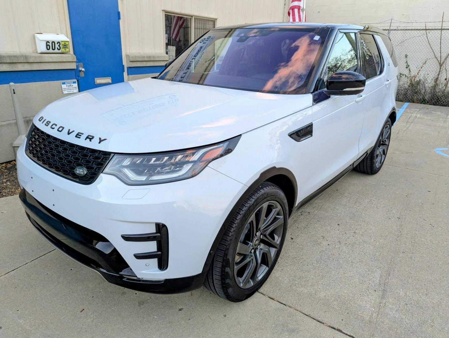 2017 White /Nimbus Windsor leather Land Rover Discovery HSE Luxury (SALRHBBV5HA) with an 3.0L V6 DOHC 24V engine, 8A transmission, located at 603 Amelia Street, Plymouth, MI, 48170, (734) 459-5520, 42.378841, -83.464546 - Photo#0