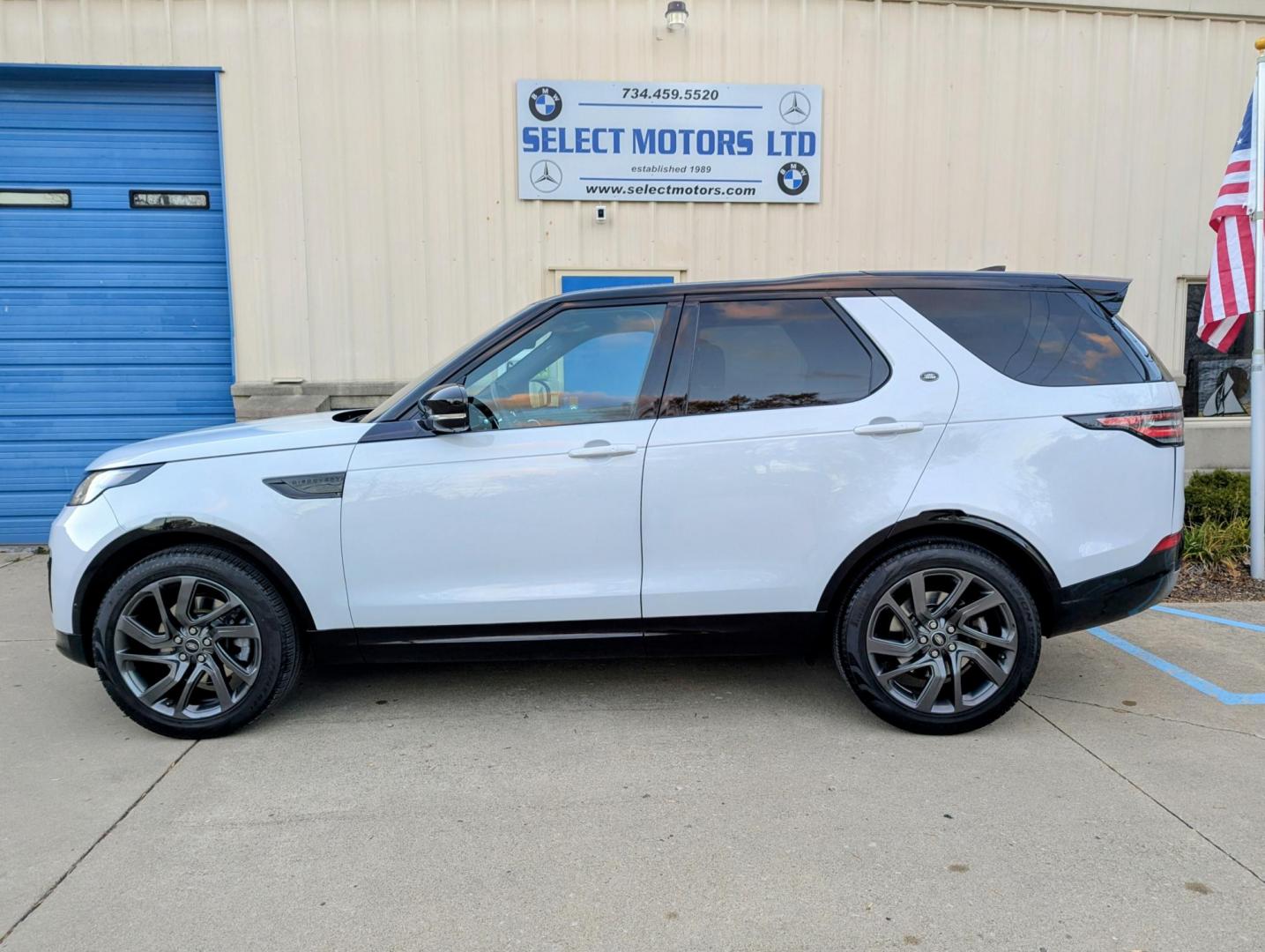 2017 White /Nimbus Windsor leather Land Rover Discovery HSE Luxury (SALRHBBV5HA) with an 3.0L V6 DOHC 24V engine, 8A transmission, located at 603 Amelia Street, Plymouth, MI, 48170, (734) 459-5520, 42.378841, -83.464546 - Photo#2