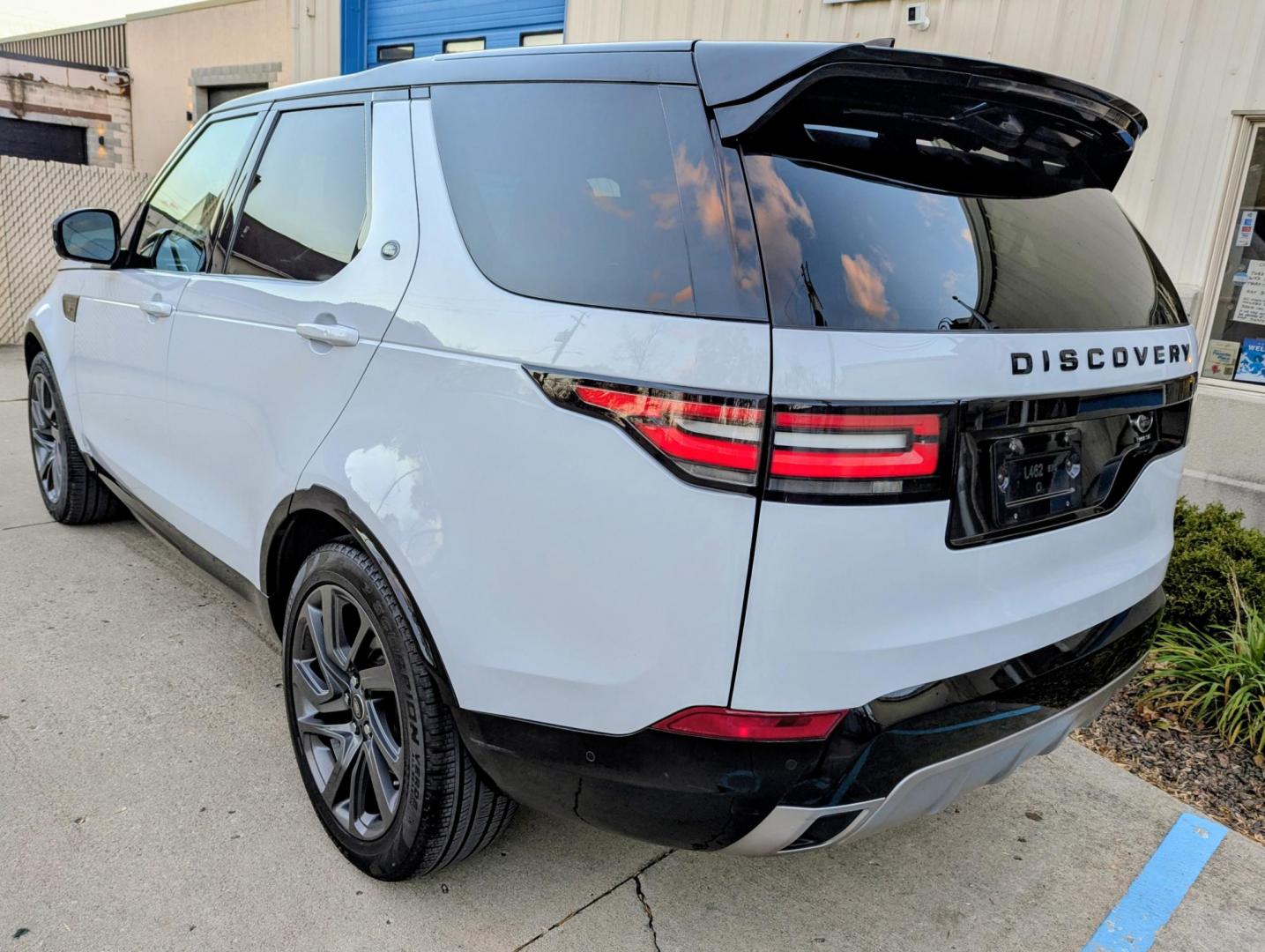 2017 White /Nimbus Windsor leather Land Rover Discovery HSE Luxury (SALRHBBV5HA) with an 3.0L V6 DOHC 24V engine, 8A transmission, located at 603 Amelia Street, Plymouth, MI, 48170, (734) 459-5520, 42.378841, -83.464546 - Photo#3