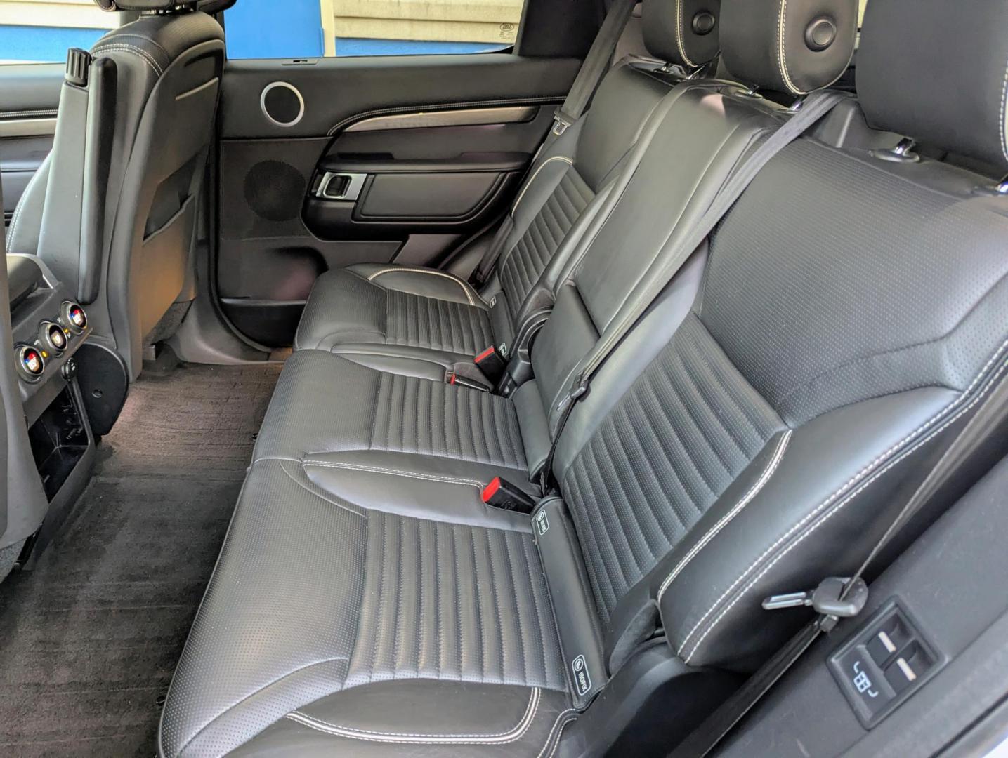 2017 White /Nimbus Windsor leather Land Rover Discovery HSE Luxury (SALRHBBV5HA) with an 3.0L V6 DOHC 24V engine, 8A transmission, located at 603 Amelia Street, Plymouth, MI, 48170, (734) 459-5520, 42.378841, -83.464546 - Photo#5