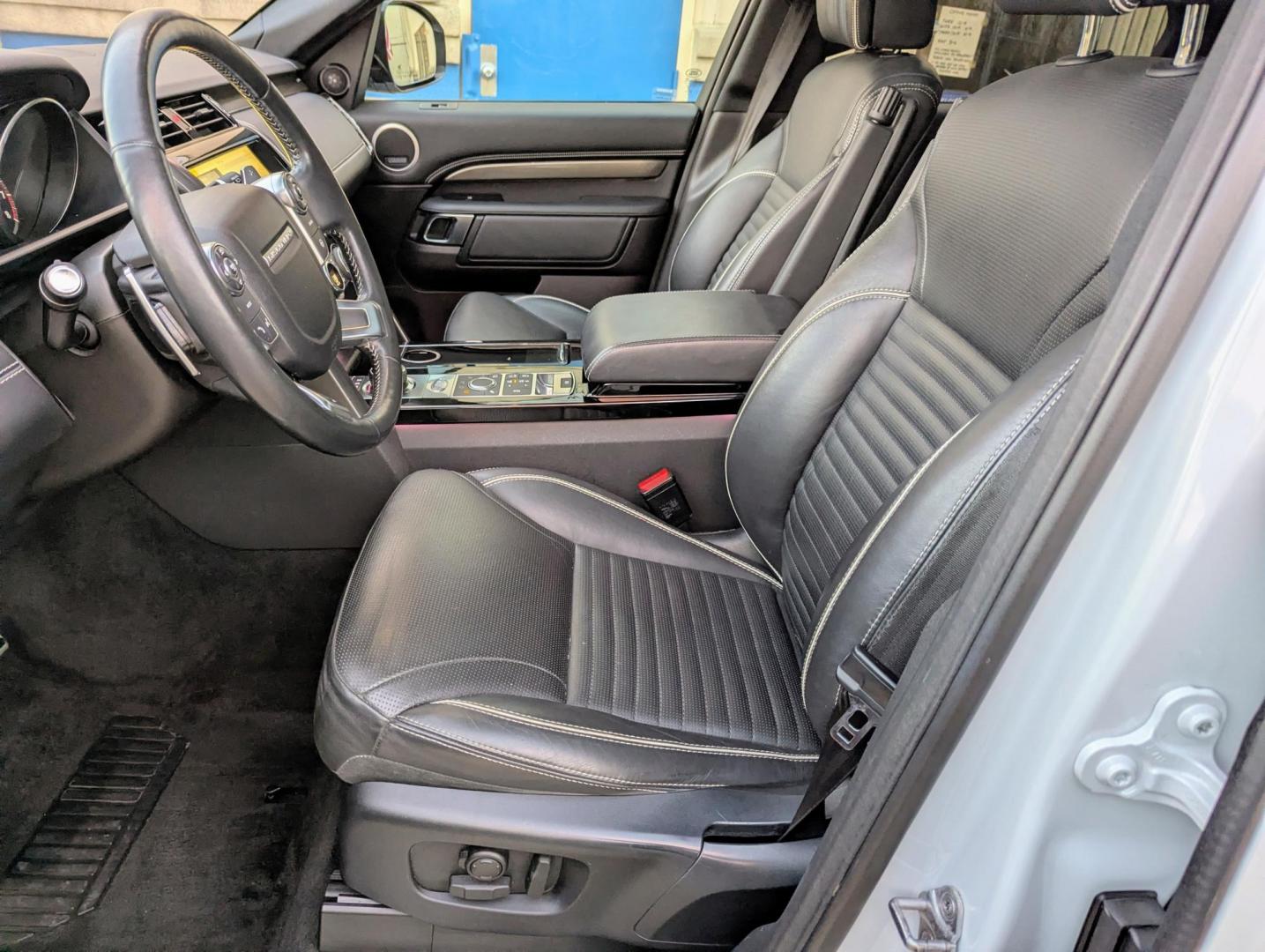 2017 White /Nimbus Windsor leather Land Rover Discovery HSE Luxury (SALRHBBV5HA) with an 3.0L V6 DOHC 24V engine, 8A transmission, located at 603 Amelia Street, Plymouth, MI, 48170, (734) 459-5520, 42.378841, -83.464546 - Photo#4